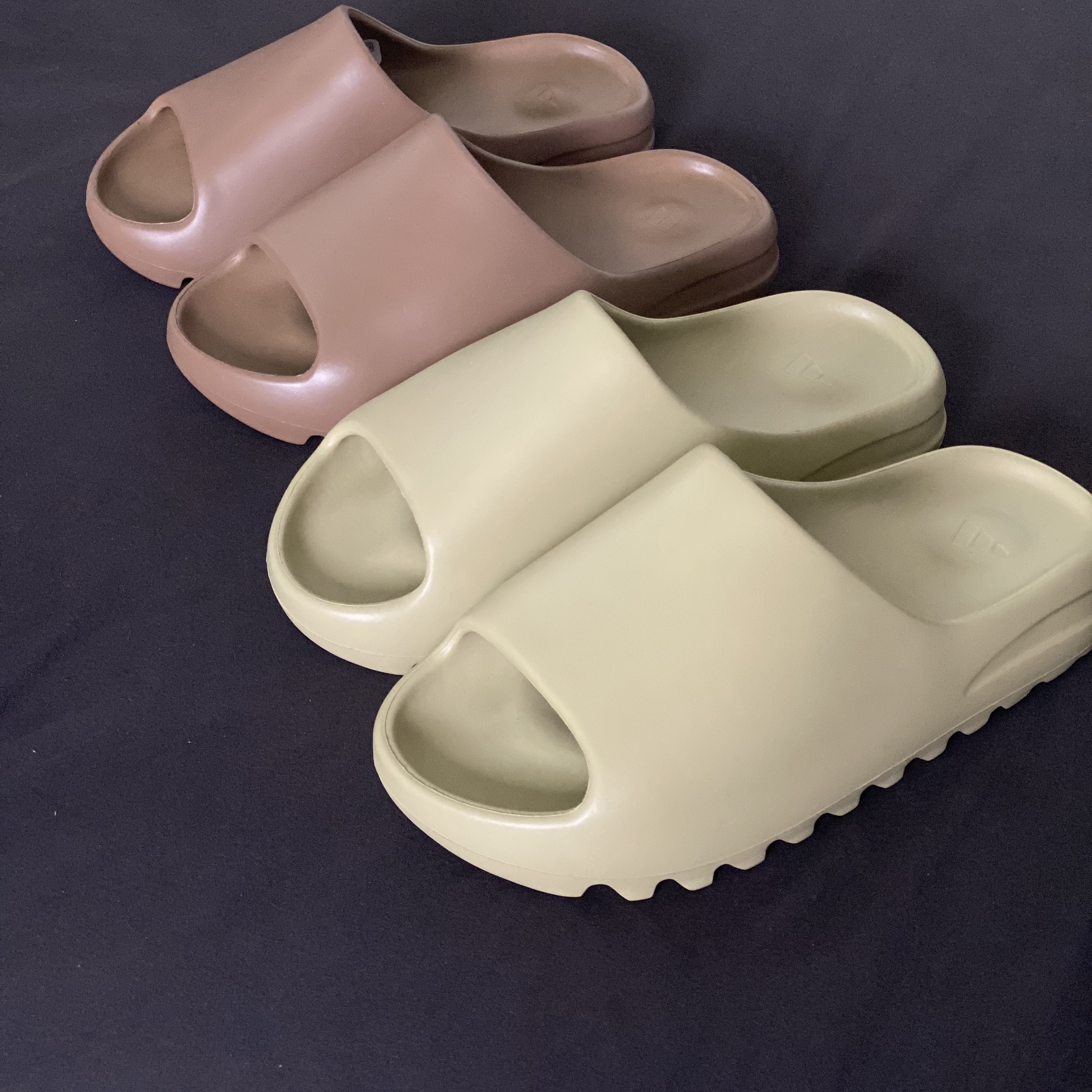 Adidas Yeezy Slide Resin, Adidas Yeezy Slide Core 착용 스타일 - 3