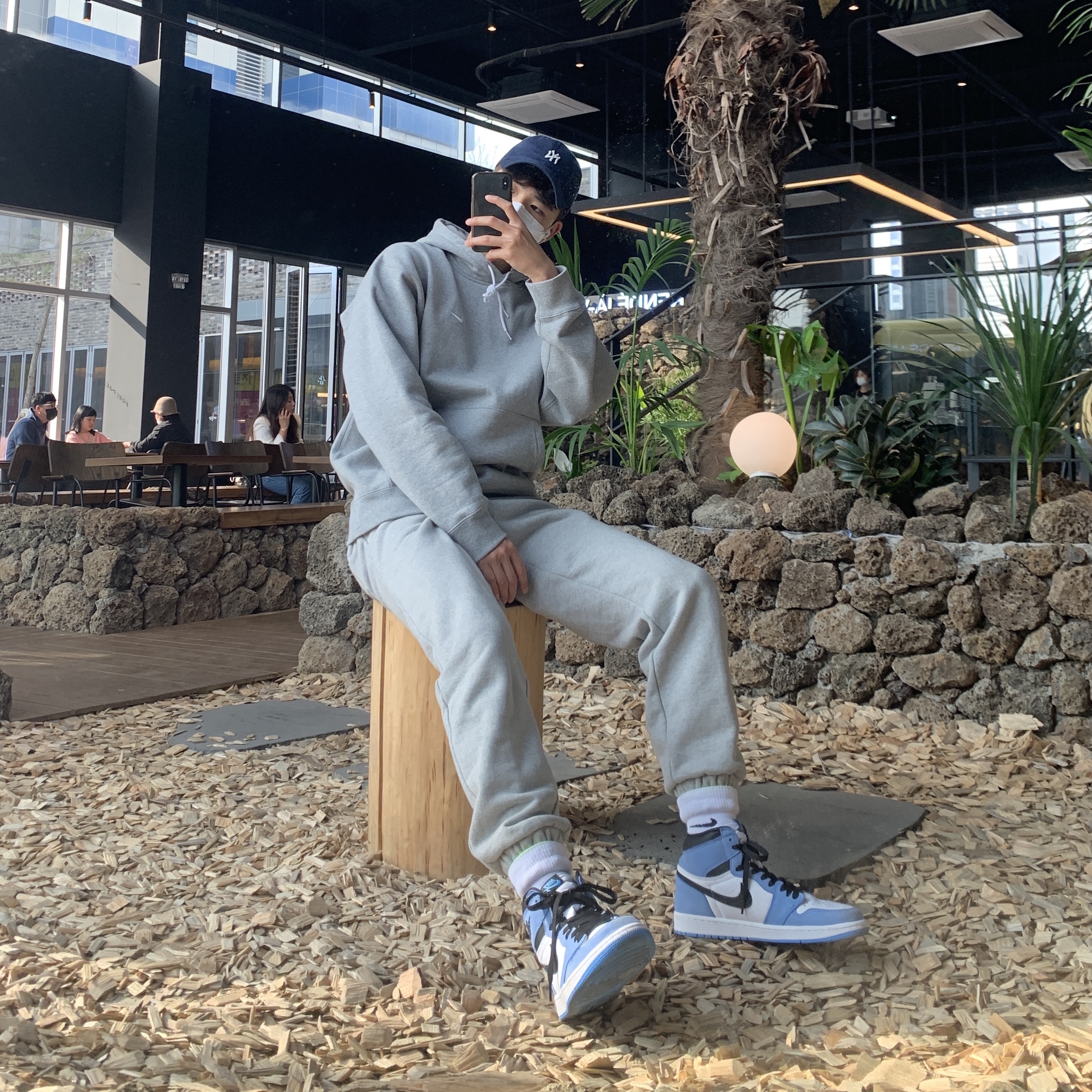 Jordan 1 Retro High OG University Blue, Nike NRG Solo Swoosh Fleece Hoodie Dark Grey Heather - Asia 착용 스타일