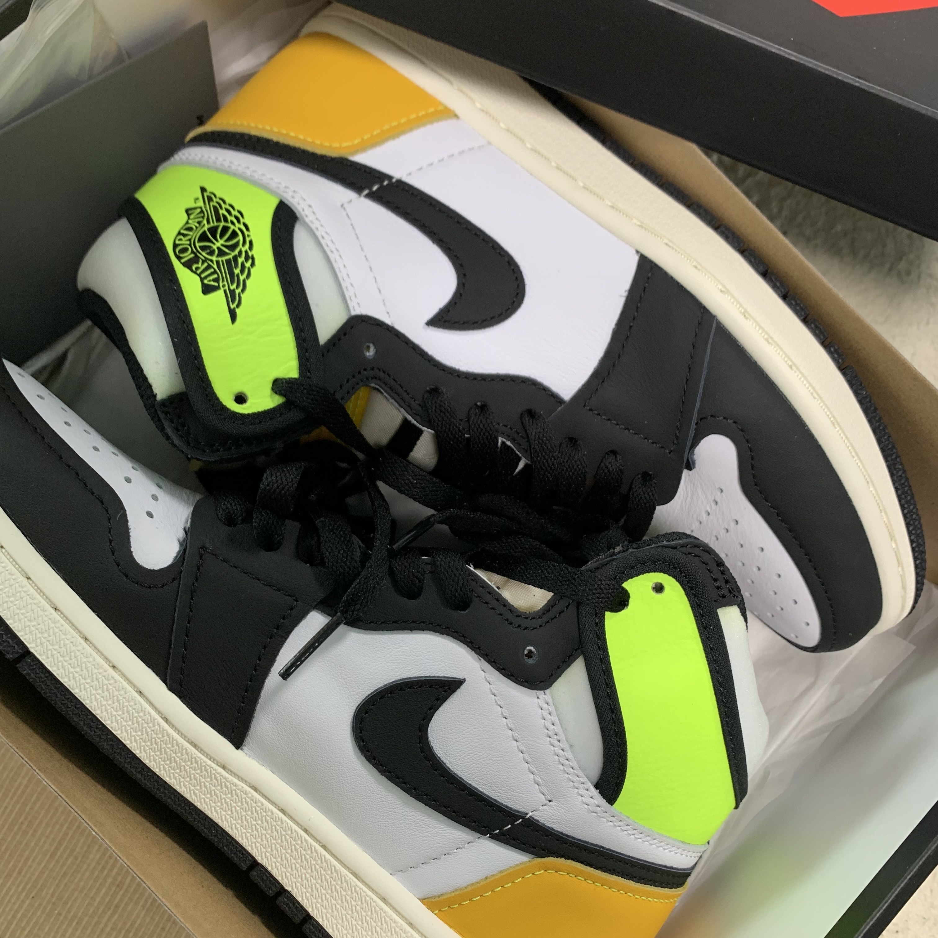 Jordan 1 Retro High OG Volt Gold 착용 스타일