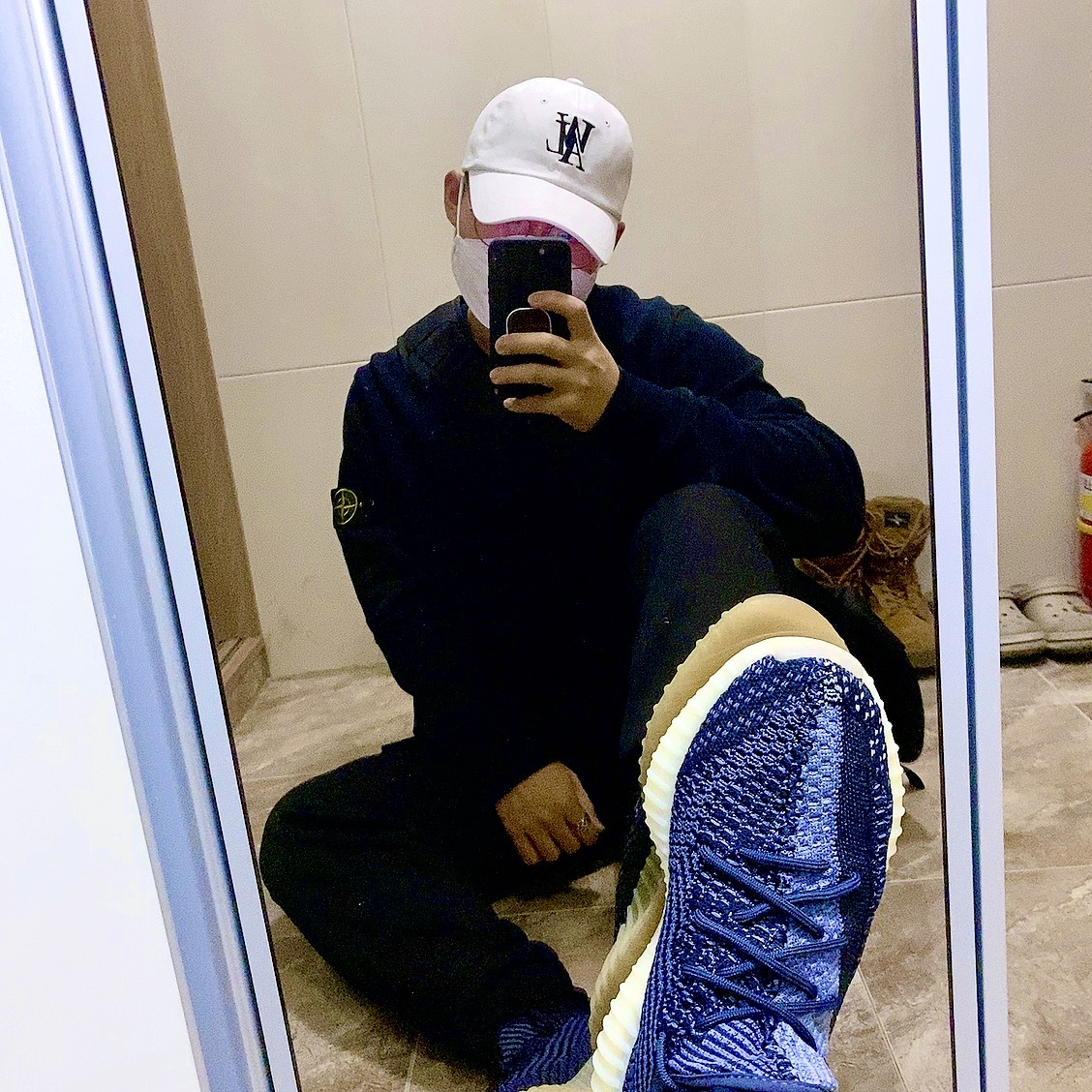 Stone Island 63051 Crewneck Sweatshirt Black - 21SS, Adidas Yeezy Boost 350 V2 Carbon 착용 스타일 - 2