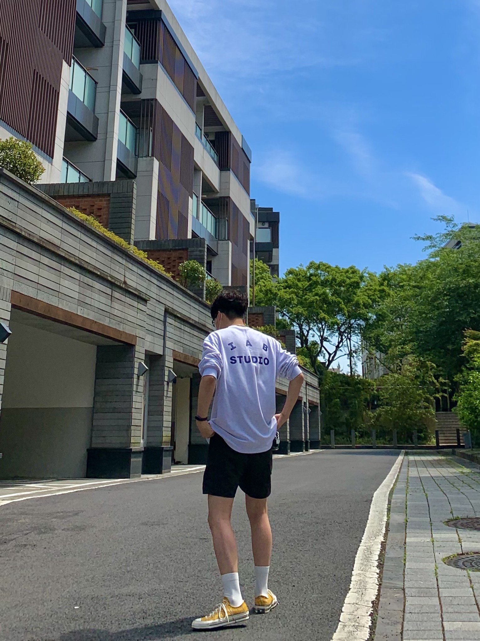 IAB Studio Long Sleeve Light Gray, Oofos OOriginal Black 착용 스타일 - 3