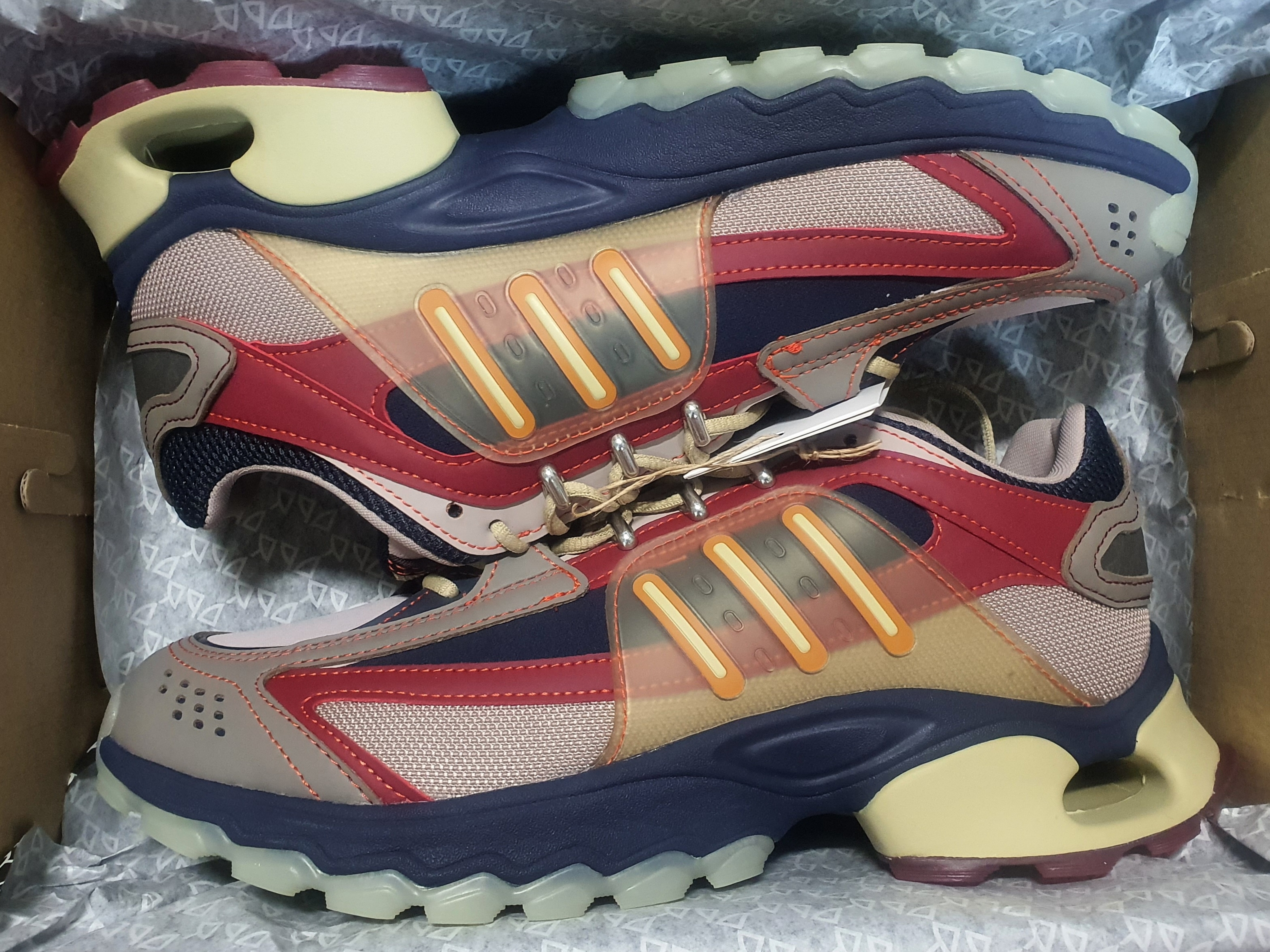 Adidas x DPR Thesia Sync Pack Grey Red 착용 스타일
