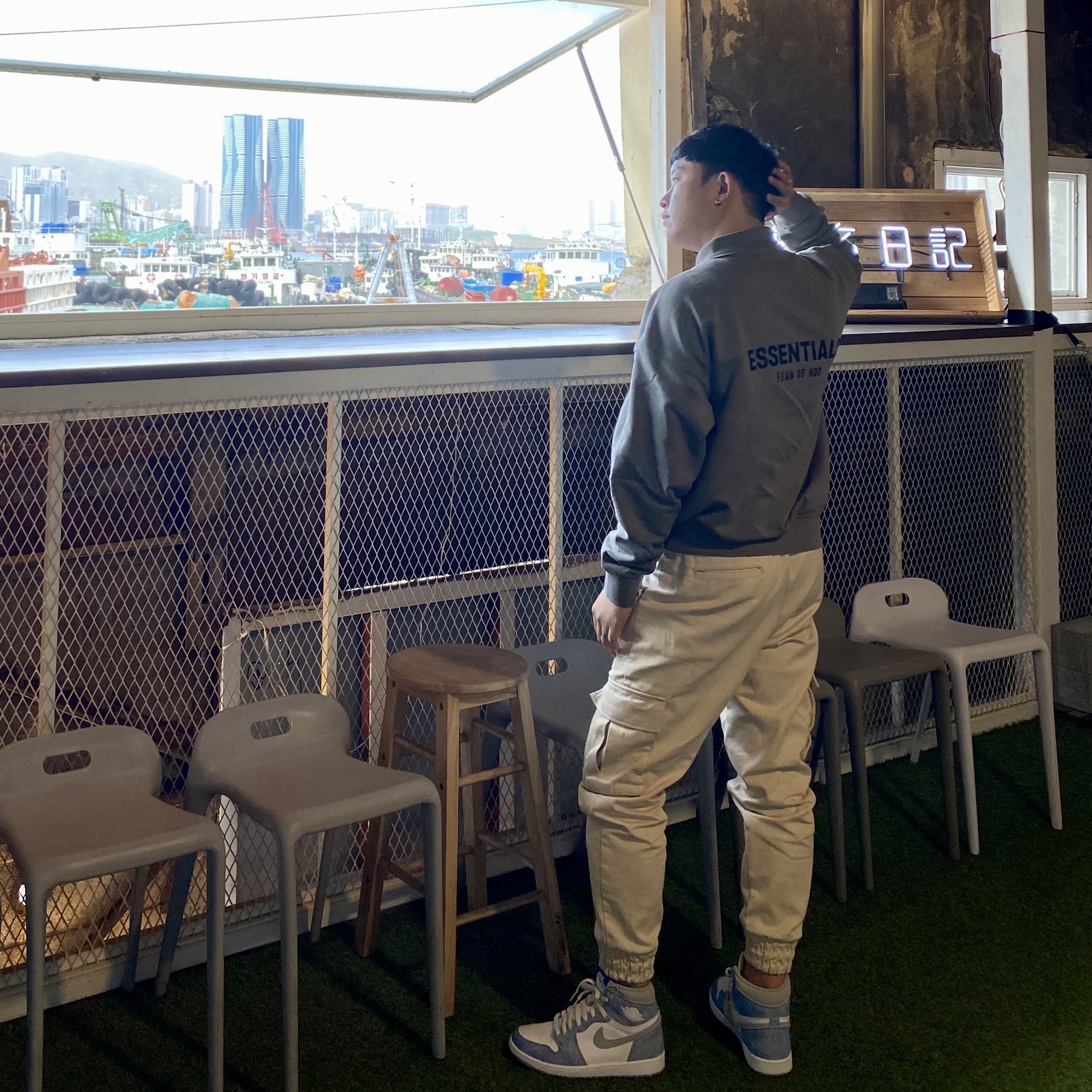 Jordan 1 Retro High OG Hyper Royal, Essentials Long Sleeve Boxy Polo Cement - 20FW 착용 스타일