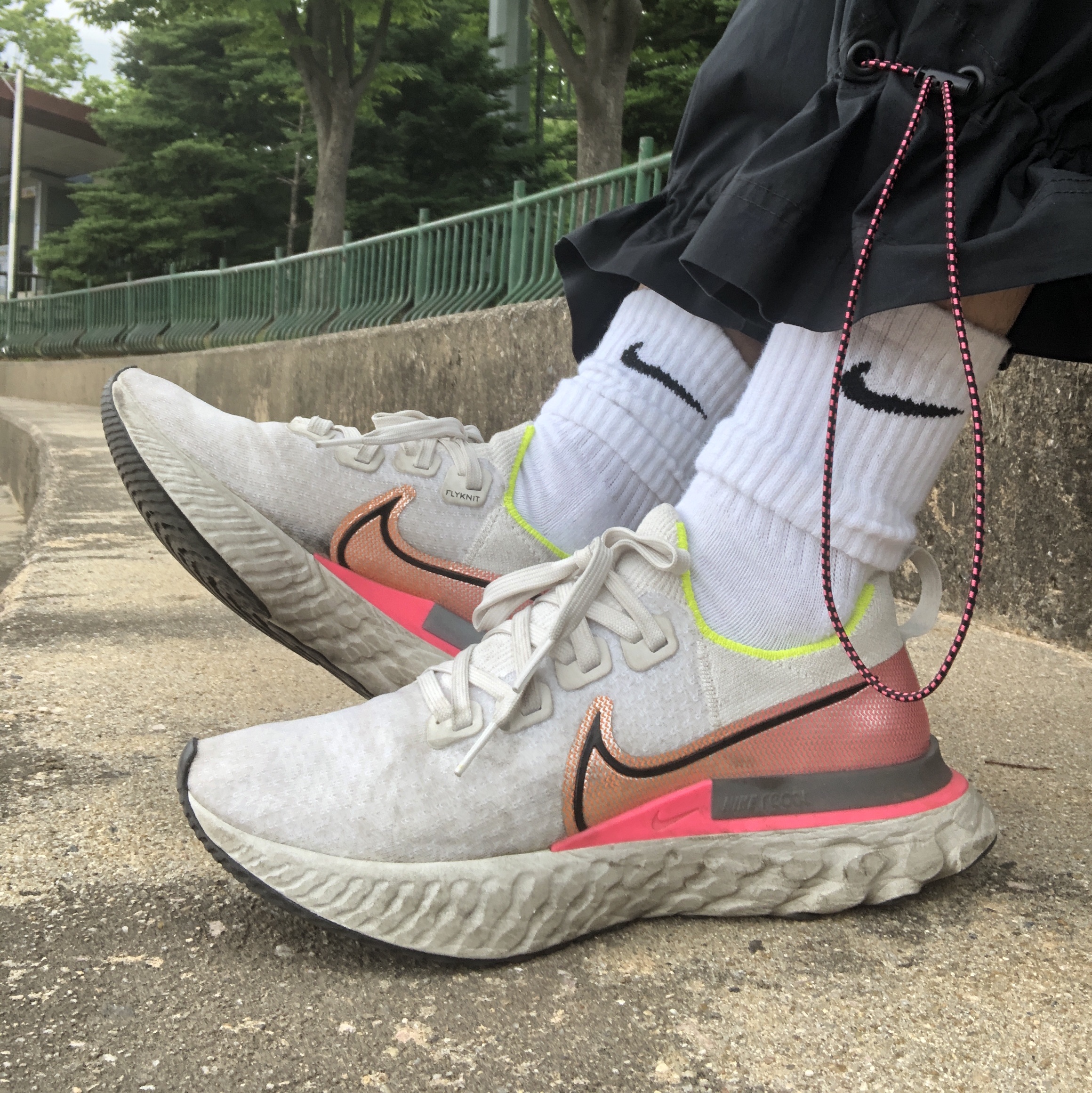 Nike React Infinity Run Platinum Tint Pink Blast 착용 스타일 - 2