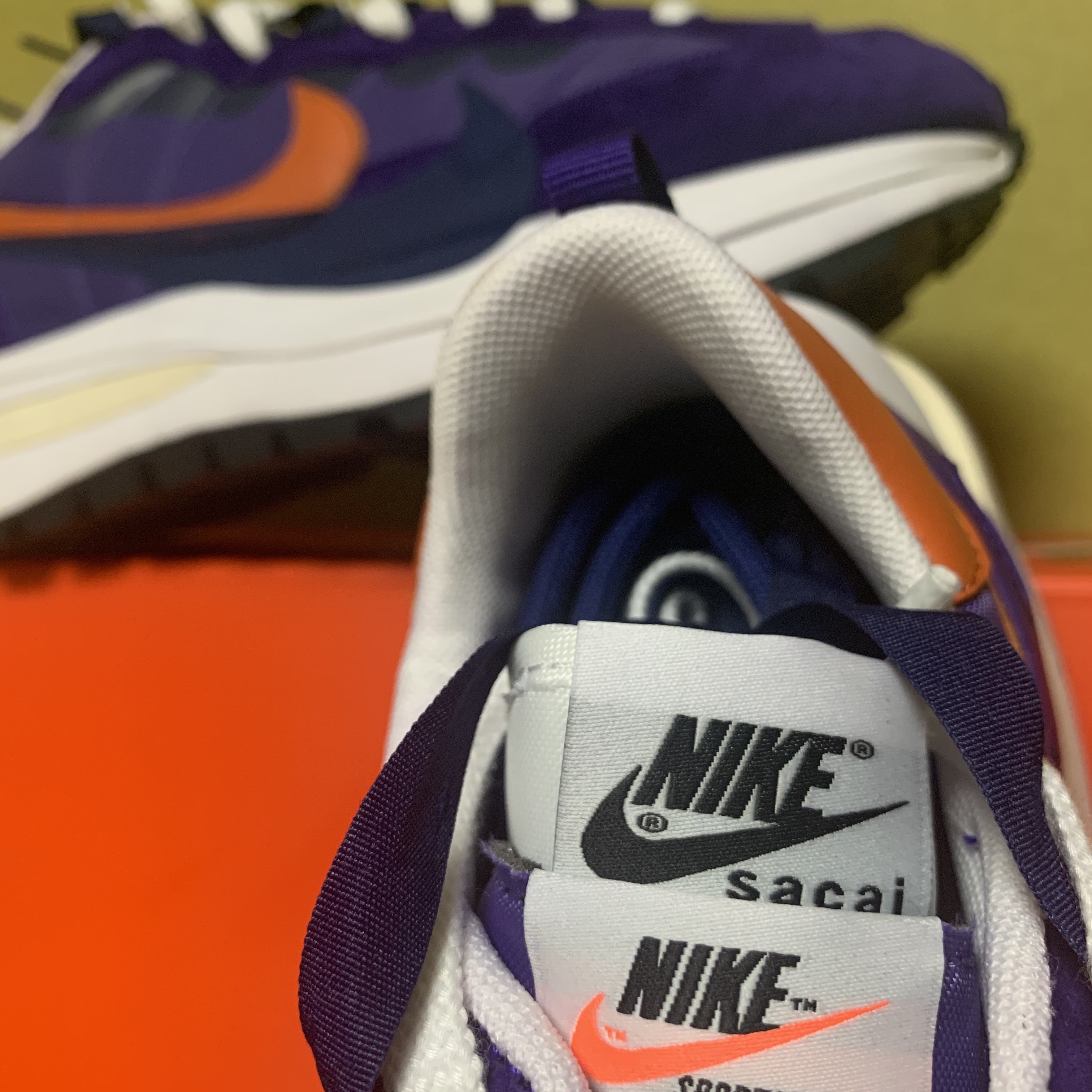 Nike x Sacai VaporWaffle Dark Iris 착용 스타일 - 3