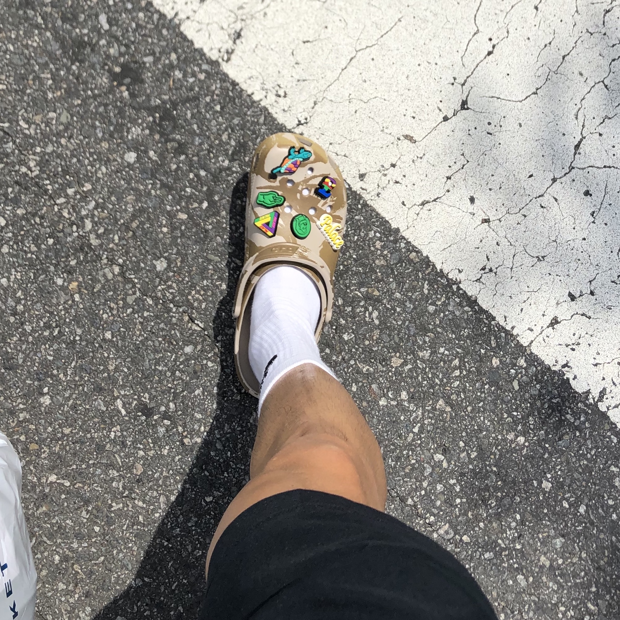 Crocs x Palace Clog Camo 착용 스타일 - 2