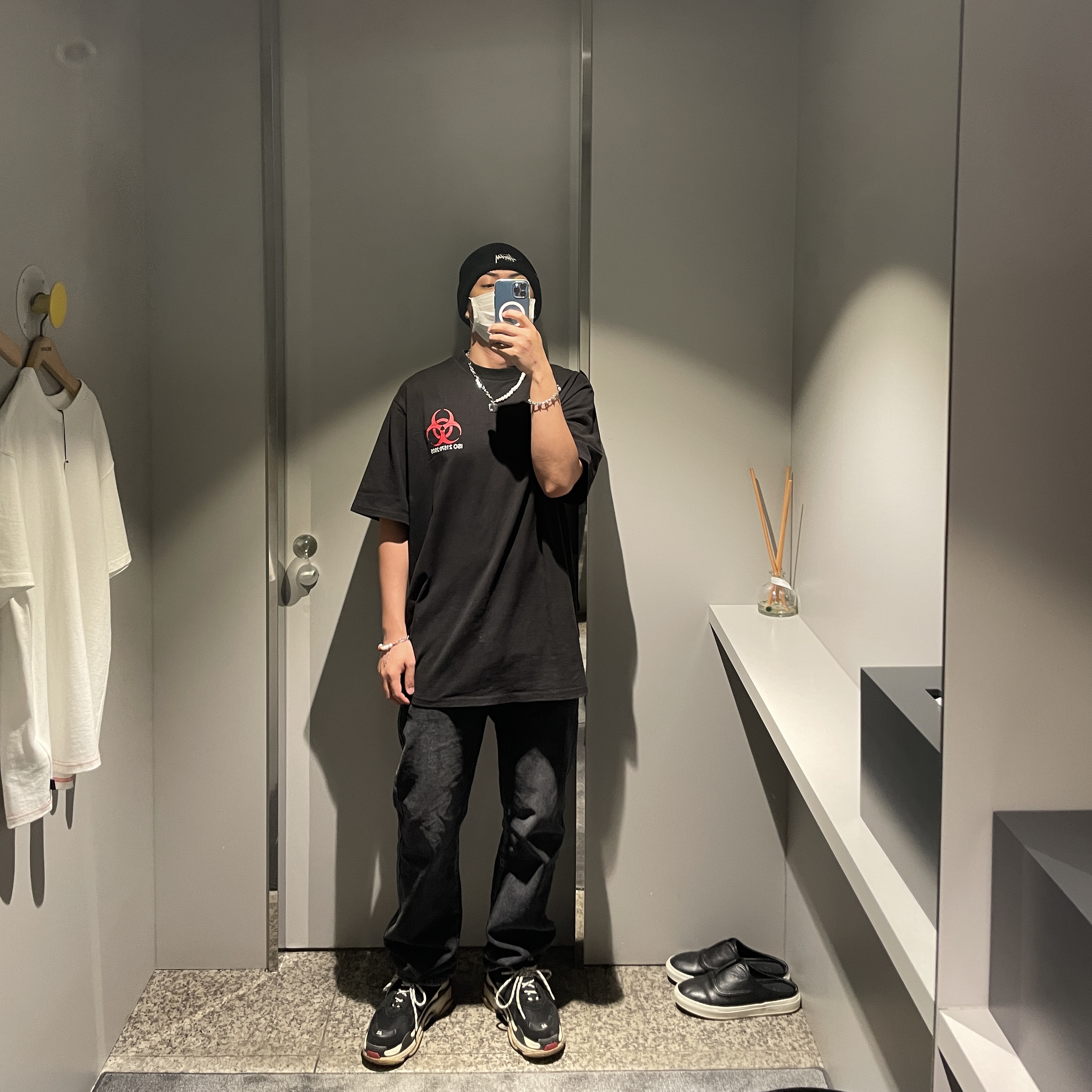 (W) Balenciaga Triple S Trainer Black White Red 착용 스타일 - 1