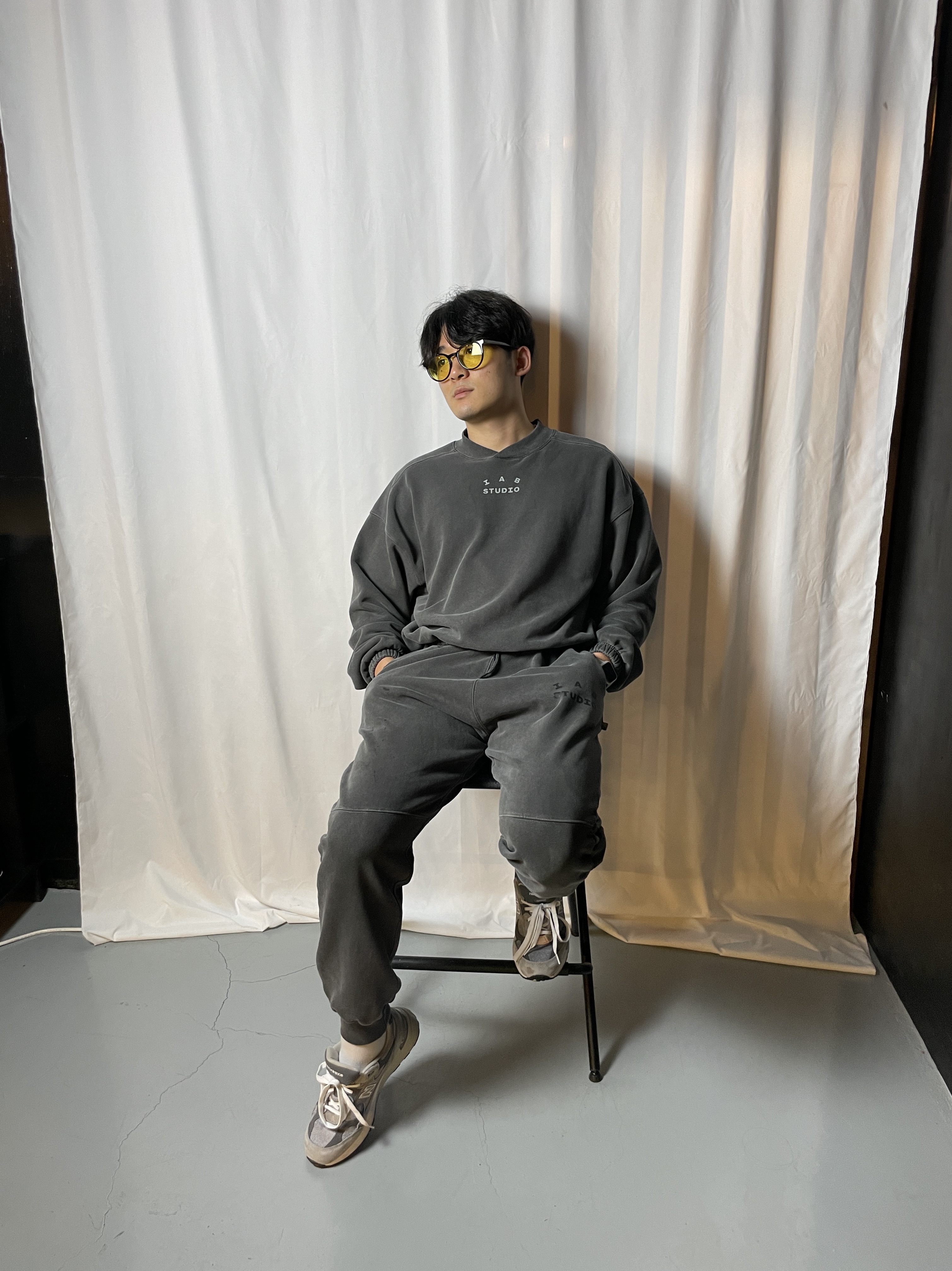 IAB Studio Blocked Pigment Sweatpants Black, IAB Studio Pigment Crewneck Black 착용 스타일