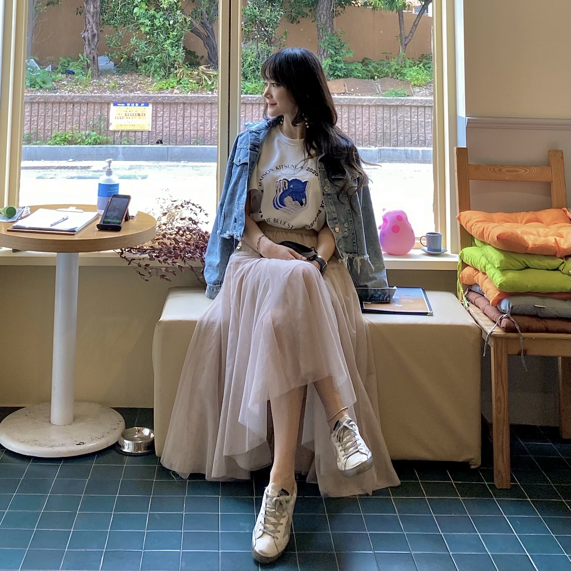 Maison Kitsune x Ader Error Triple Fox Head Logo T-Shirt Off White, Golden Goose Superstar White Silver Heel Tab Sneakers 착용 스타일 - 1