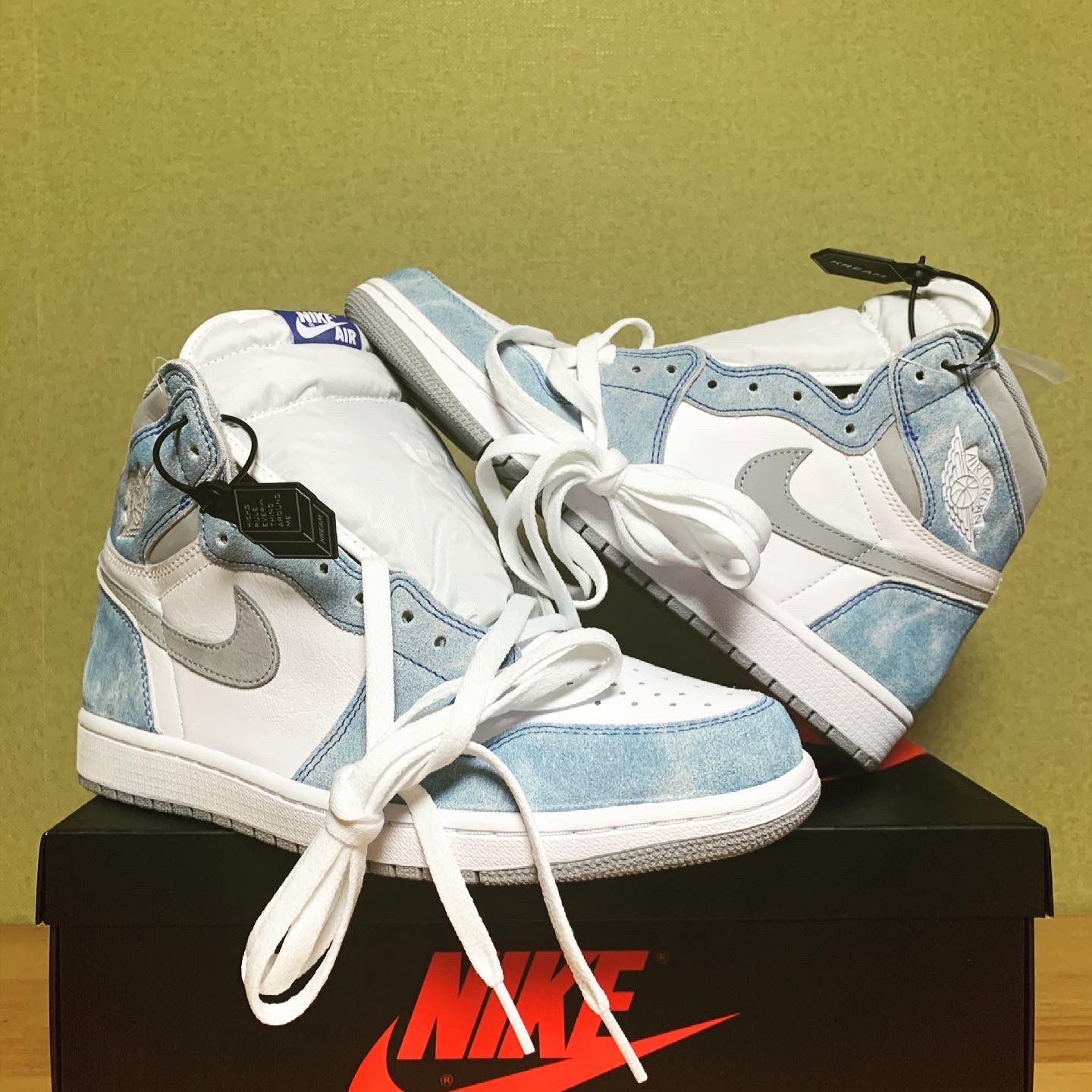 Jordan 1 Retro High OG Hyper Royal 착용 스타일 - 1