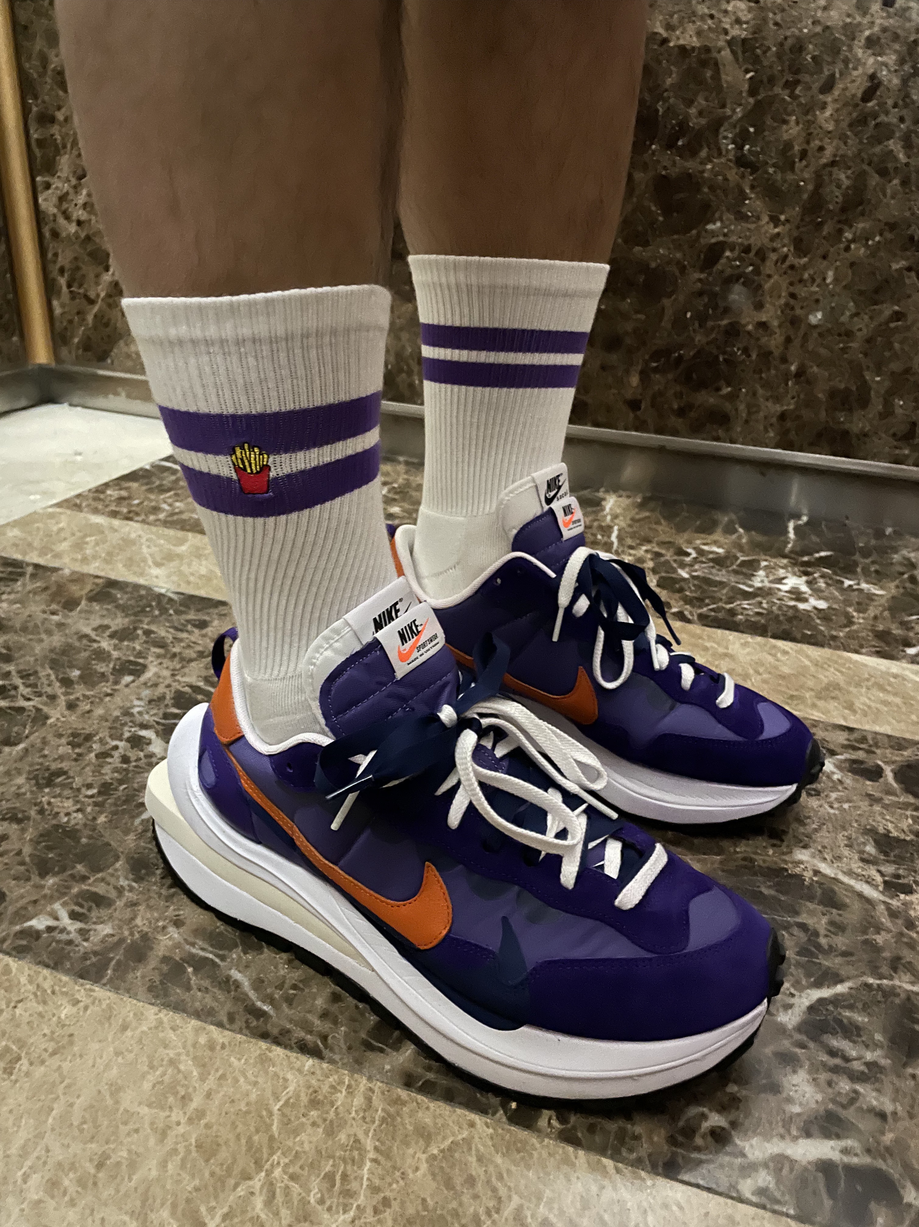 Nike x Sacai VaporWaffle Dark Iris 착용 스타일 - 4