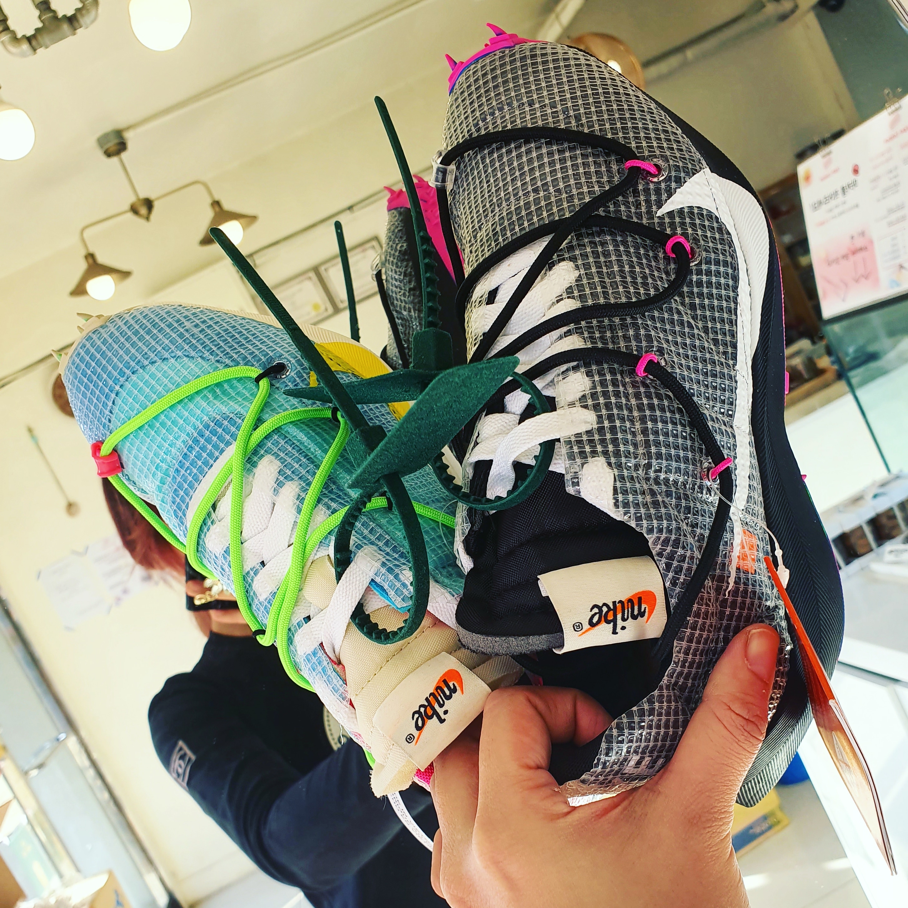 (W) Nike x Off-White Vapor Street Polarized Blue, (W) Nike x Off-White Vapor Street Black Laser Fuchsia 착용 스타일