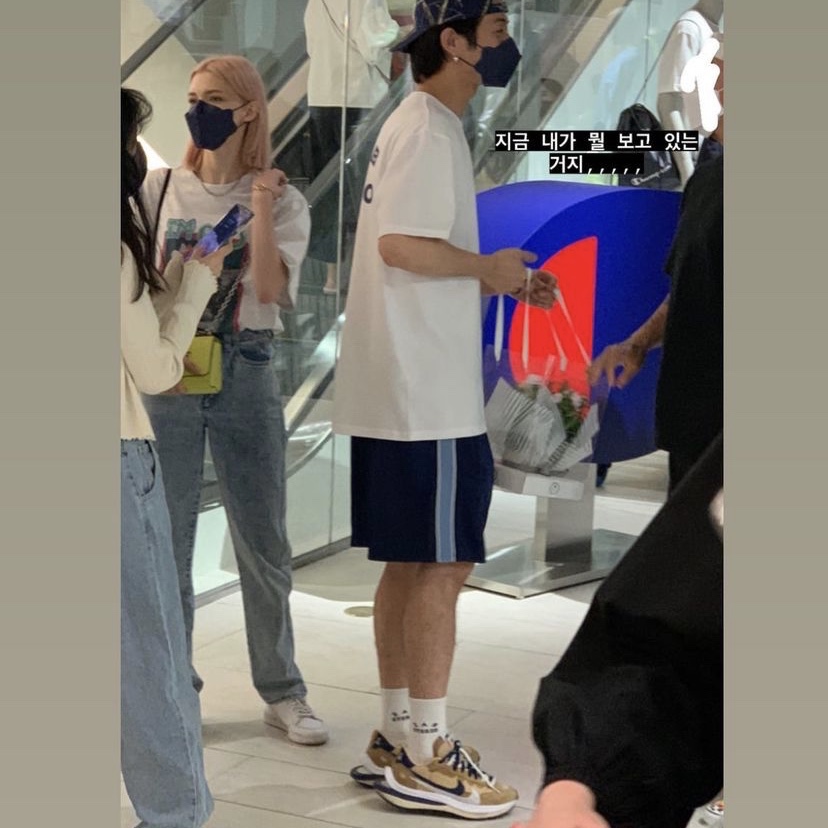 Nike x Sacai VaporWaffle Sesame and Blue Void, IAB Studio T-Shirt White 착용 스타일