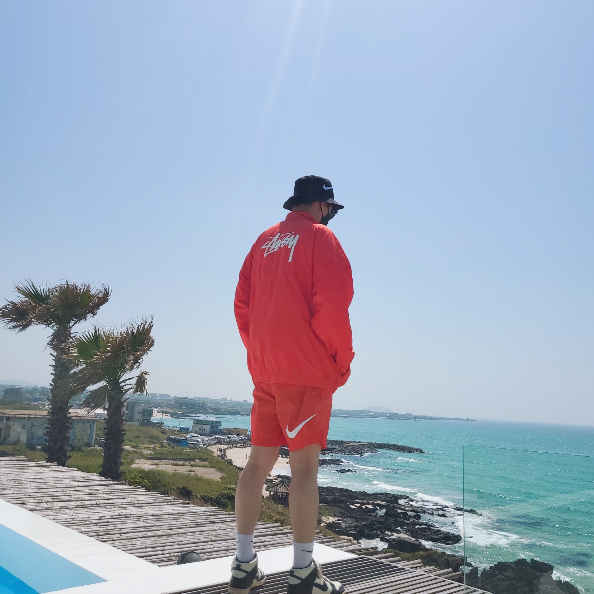 Nike x Stussy Windrunner Jacket Habanero Red, Nike x Stussy Bucket Hat Black 착용 스타일