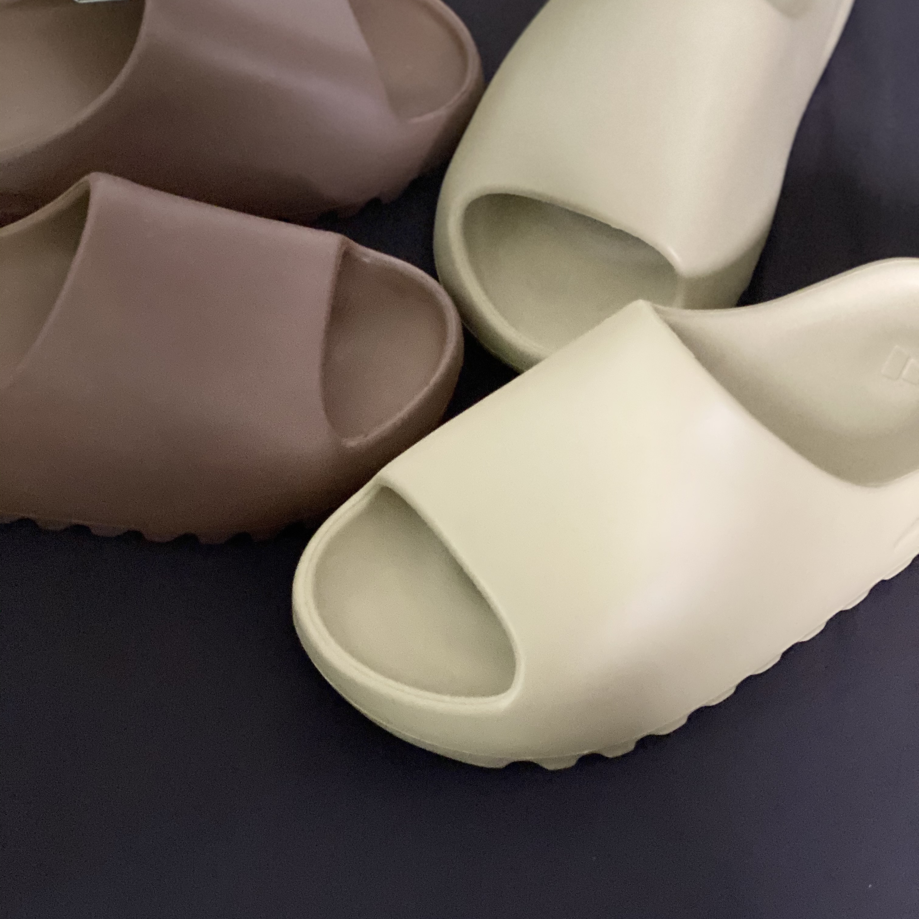 Adidas Yeezy Slide Resin, Adidas Yeezy Slide Core 착용 스타일 - 2