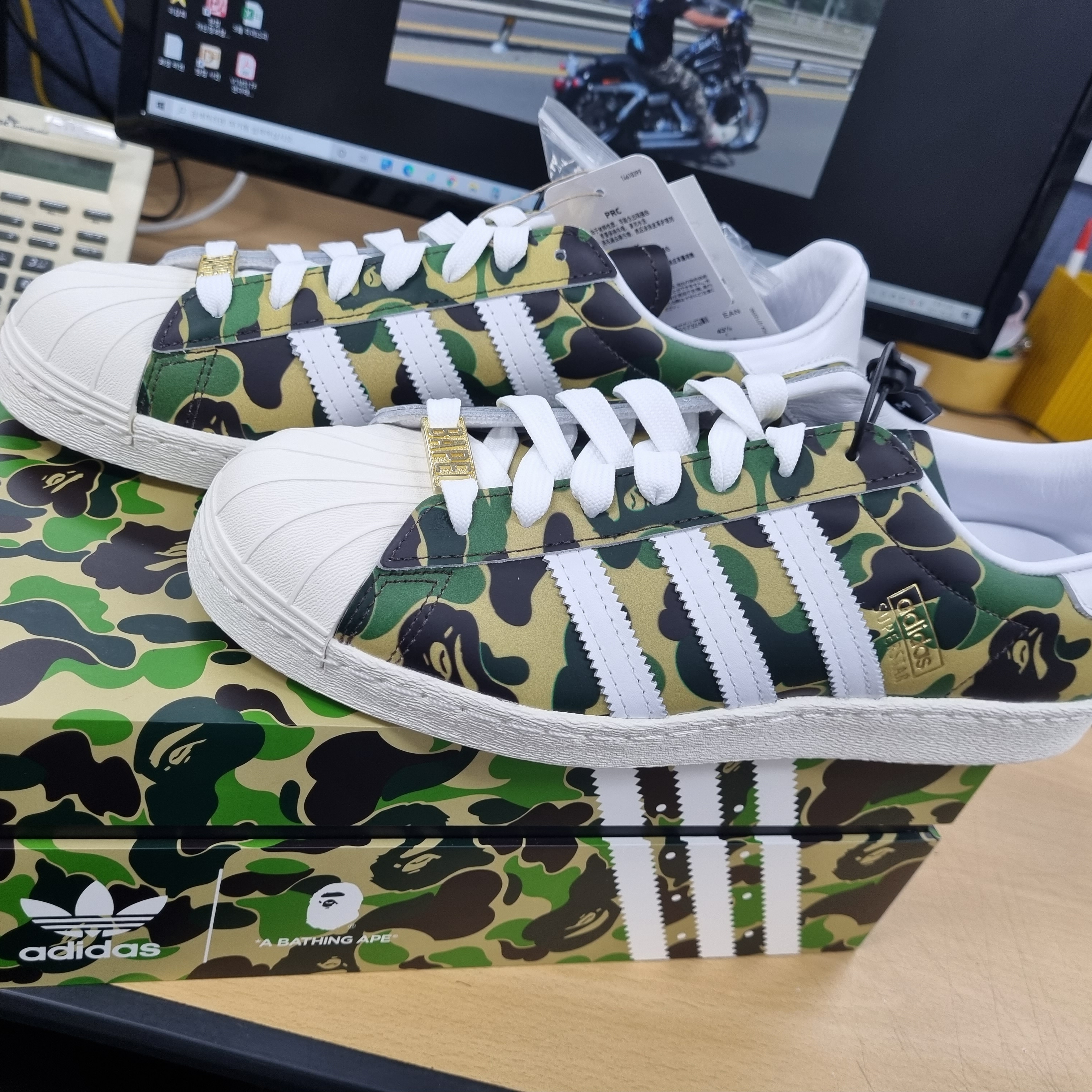 Adidas x BAPE Superstar 80s Green Camo 착용 스타일
