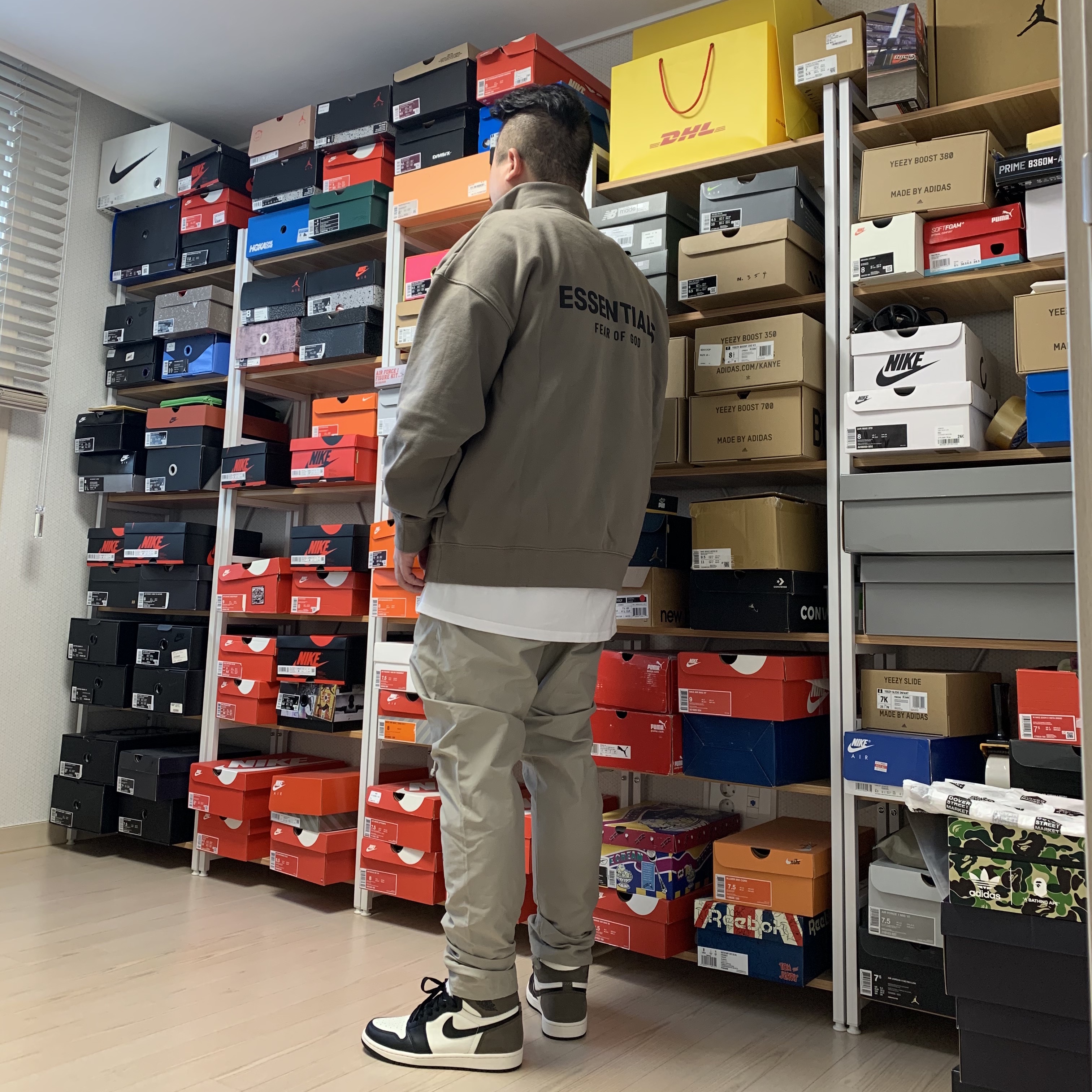 Jordan 1 Retro High OG Black Mocha, Essentials Track Pants Moss - 20FW 착용 스타일