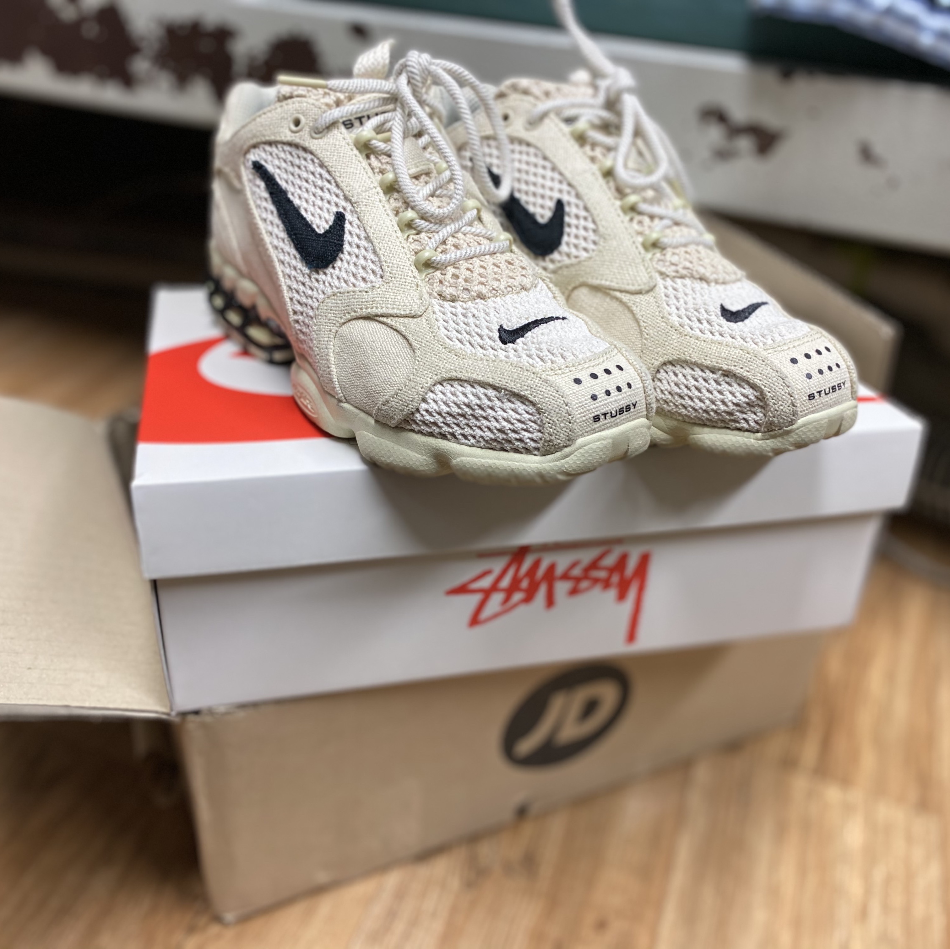 Nike x Stussy Air Zoom Spiridon Cage 2 Fossil 착용 스타일 - 1