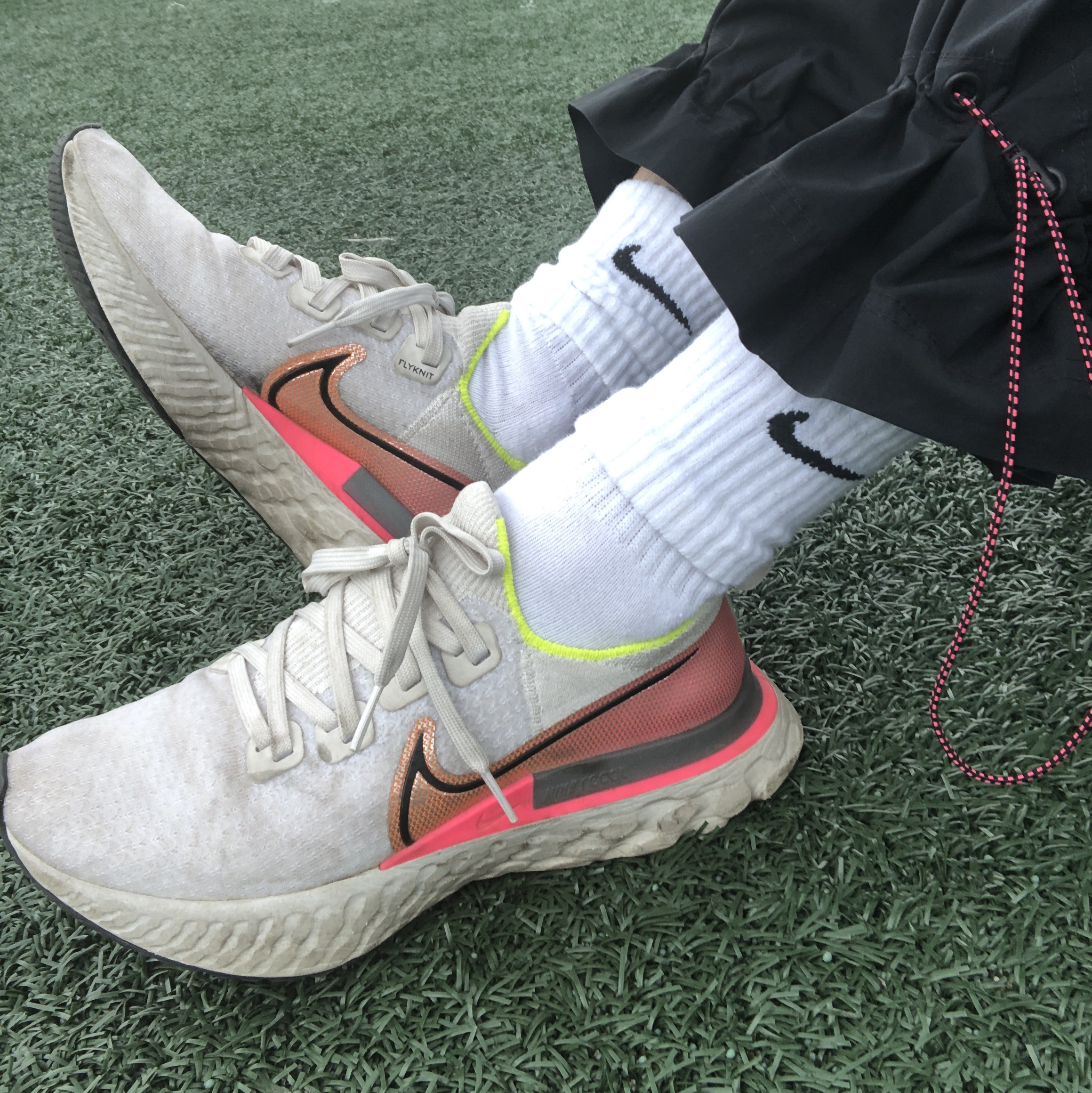 Nike React Infinity Run Platinum Tint Pink Blast 착용 스타일 - 1