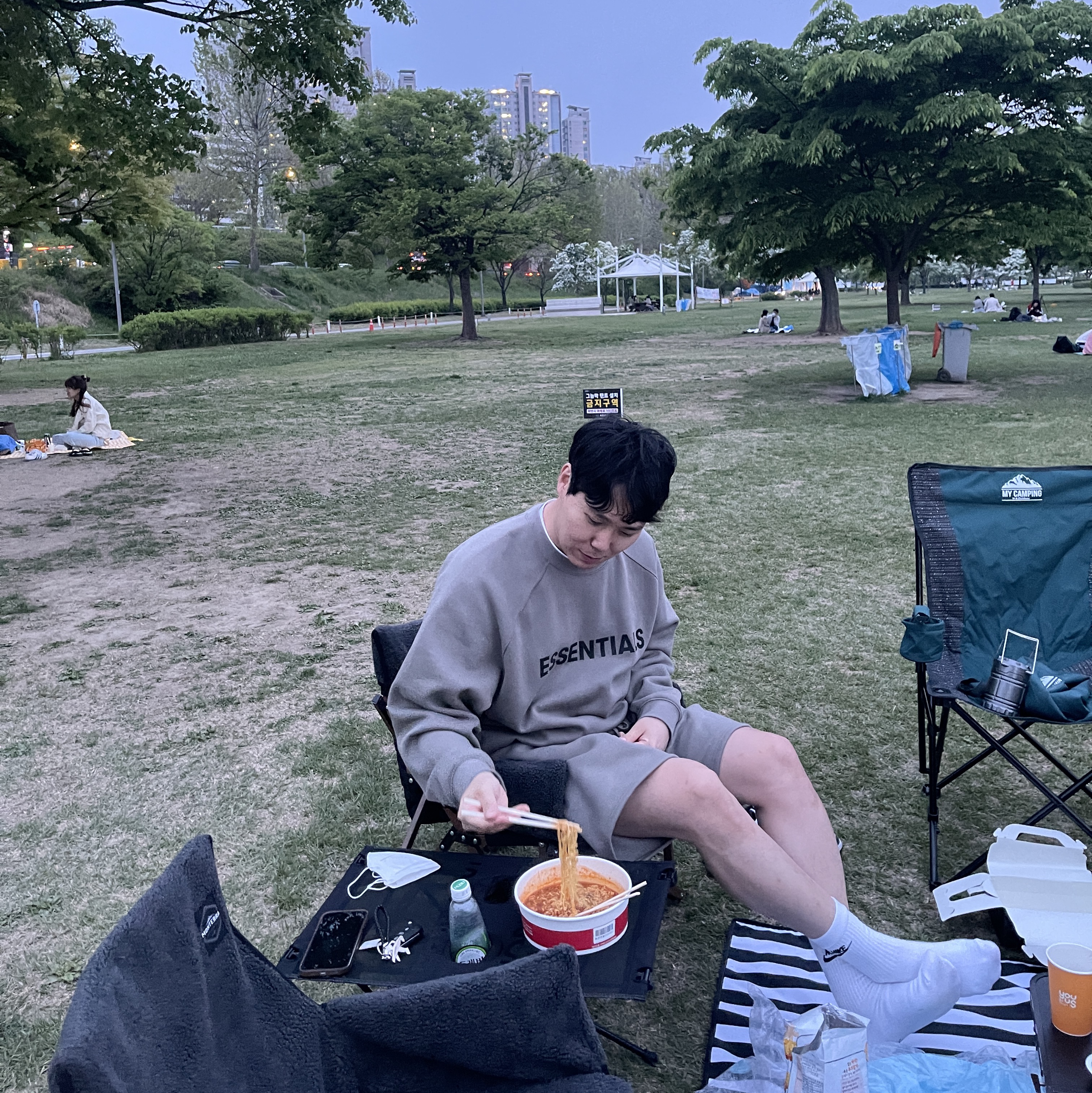 Essentials 3D Silicon Applique Crewneck Cement - 20FW, Essentials Fleece Shorts Cement - 20FW 착용 스타일 - 1