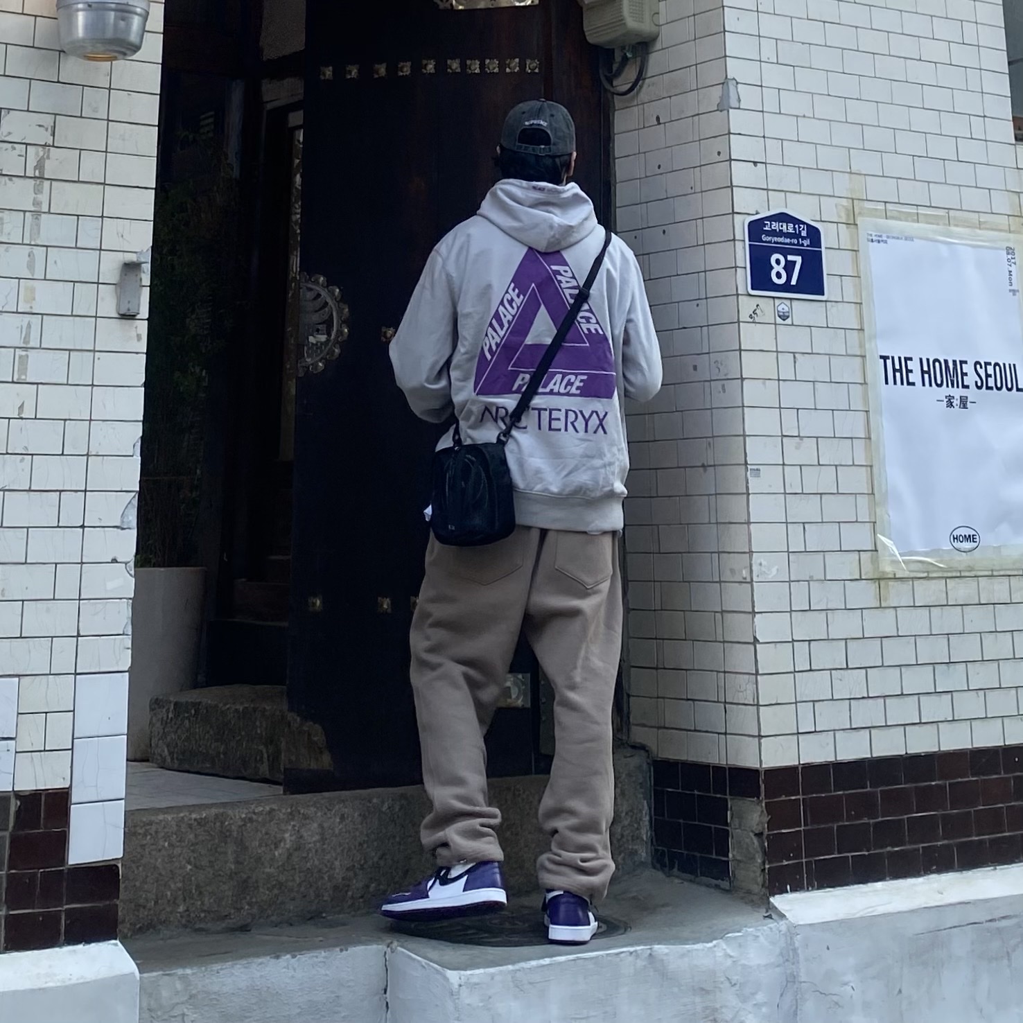 Palace x Arc'teryx Hood Grey - 20FW, Supreme Pigment Print S Logo 6-Panel Black - 20SS 착용 스타일 - 1