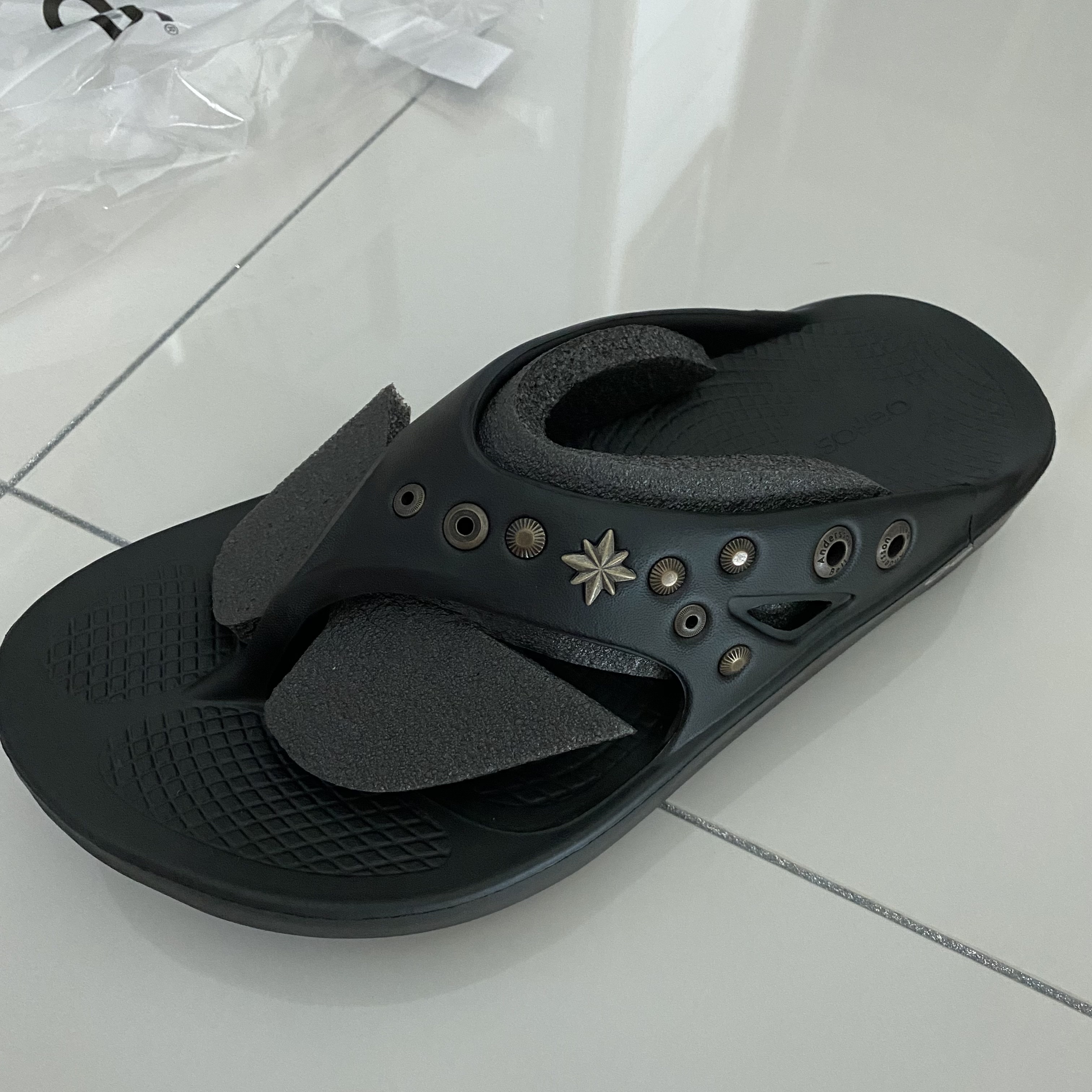 Oofos x Andersson Bell OOriginal Flip Flop Black 착용 스타일