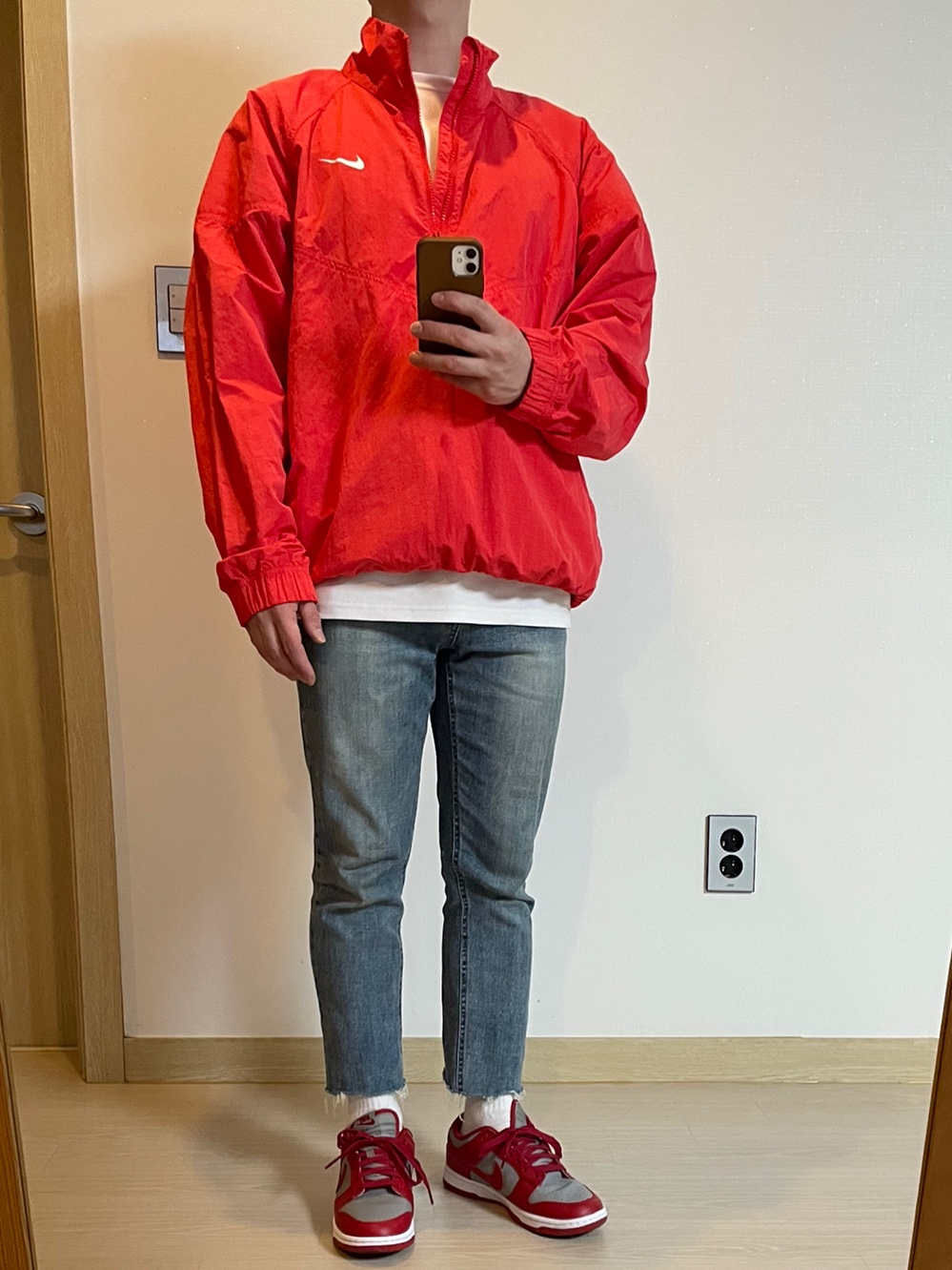Nike x Stussy Windrunner Jacket Habanero Red, Nike Dunk Low Retro Medium Grey 착용 스타일 - 1