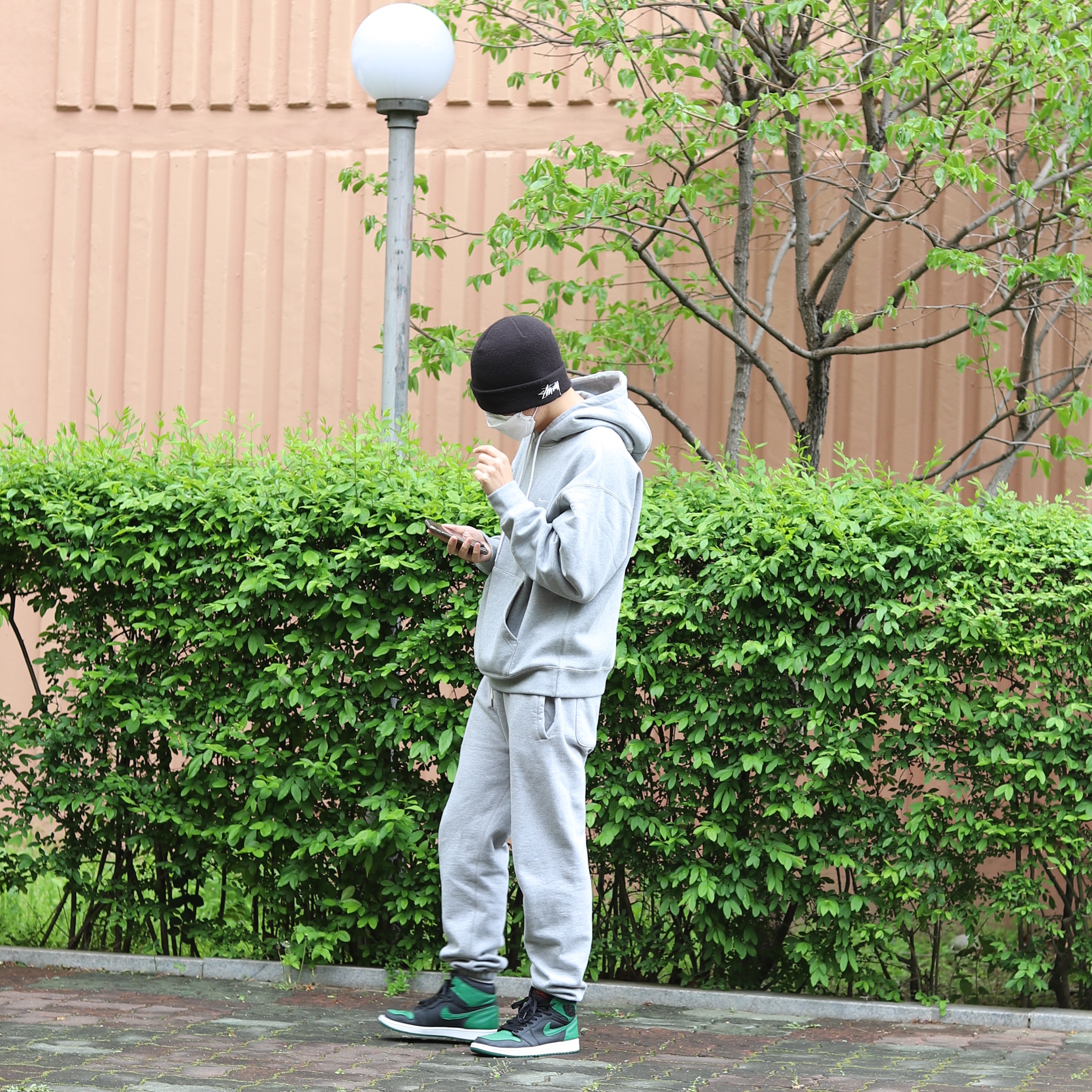 Jordan 1 Retro High OG Pine Green Black, Nike NRG Solo Swoosh Fleece Hoodie Dark Grey Heather - Asia 착용 스타일