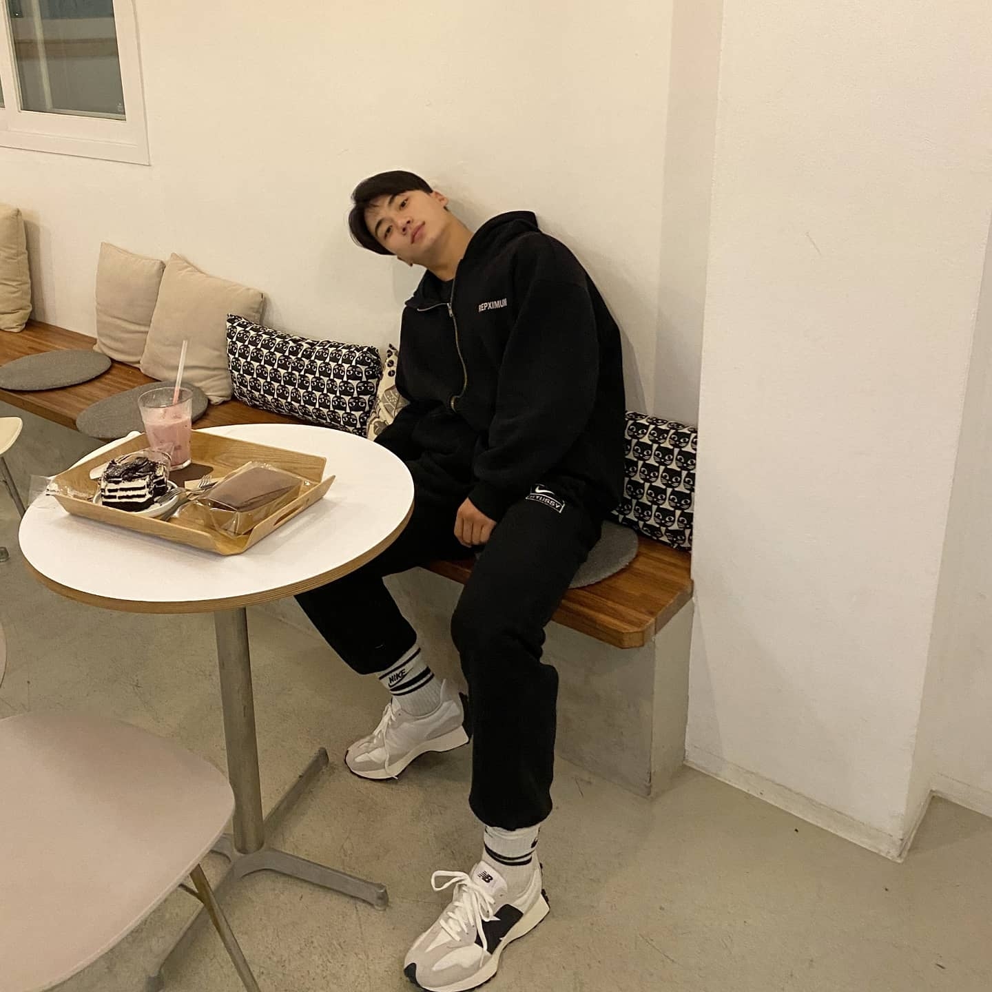 New Balance 327 White Black 착용 스타일