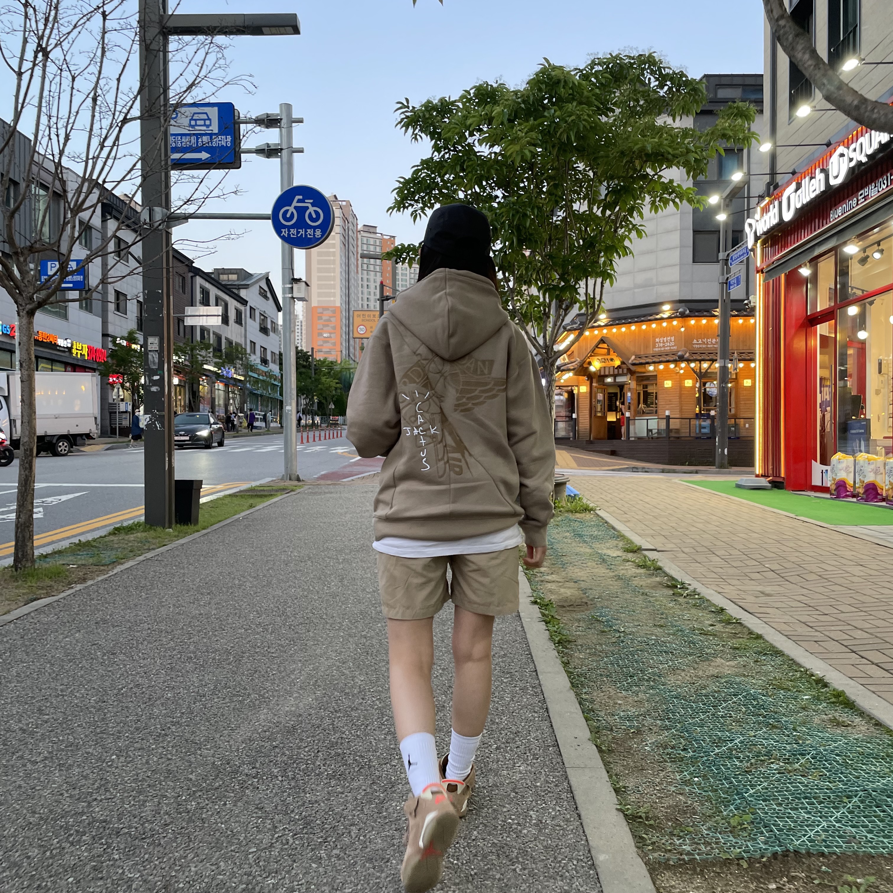 Jordan 6 x Travis Scott Retro SP British Khaki, Jordan x Travis Scott Pullover Hoodie - Asia 착용 스타일 - 2
