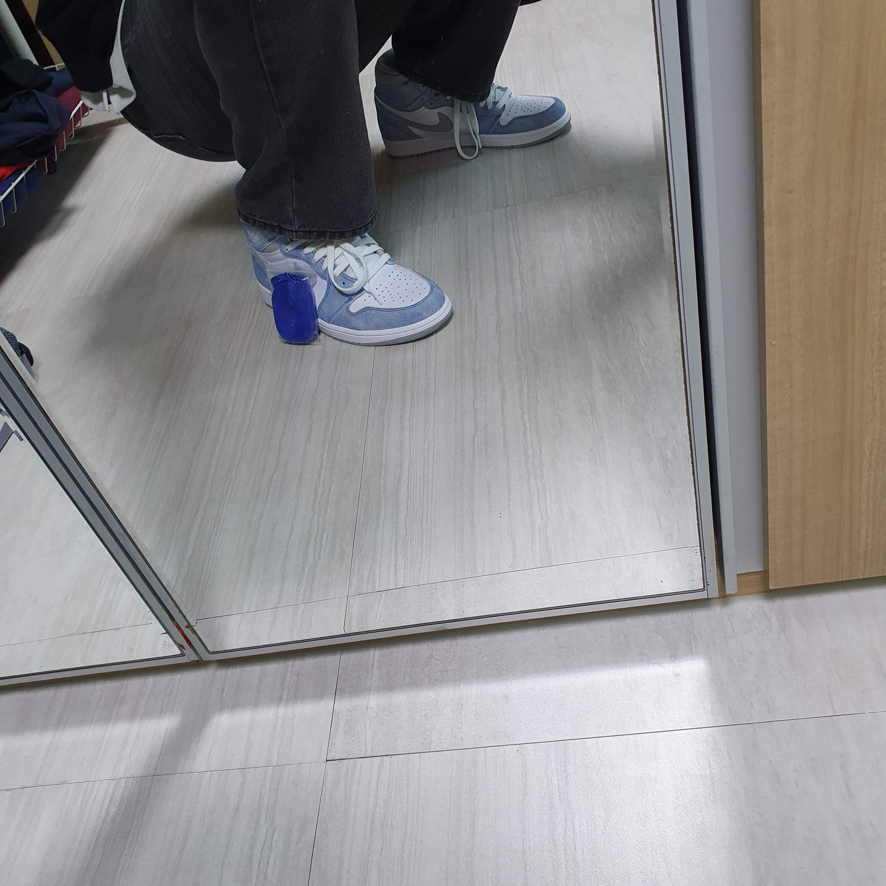 Jordan 1 Retro High OG Hyper Royal 착용 스타일 - 1