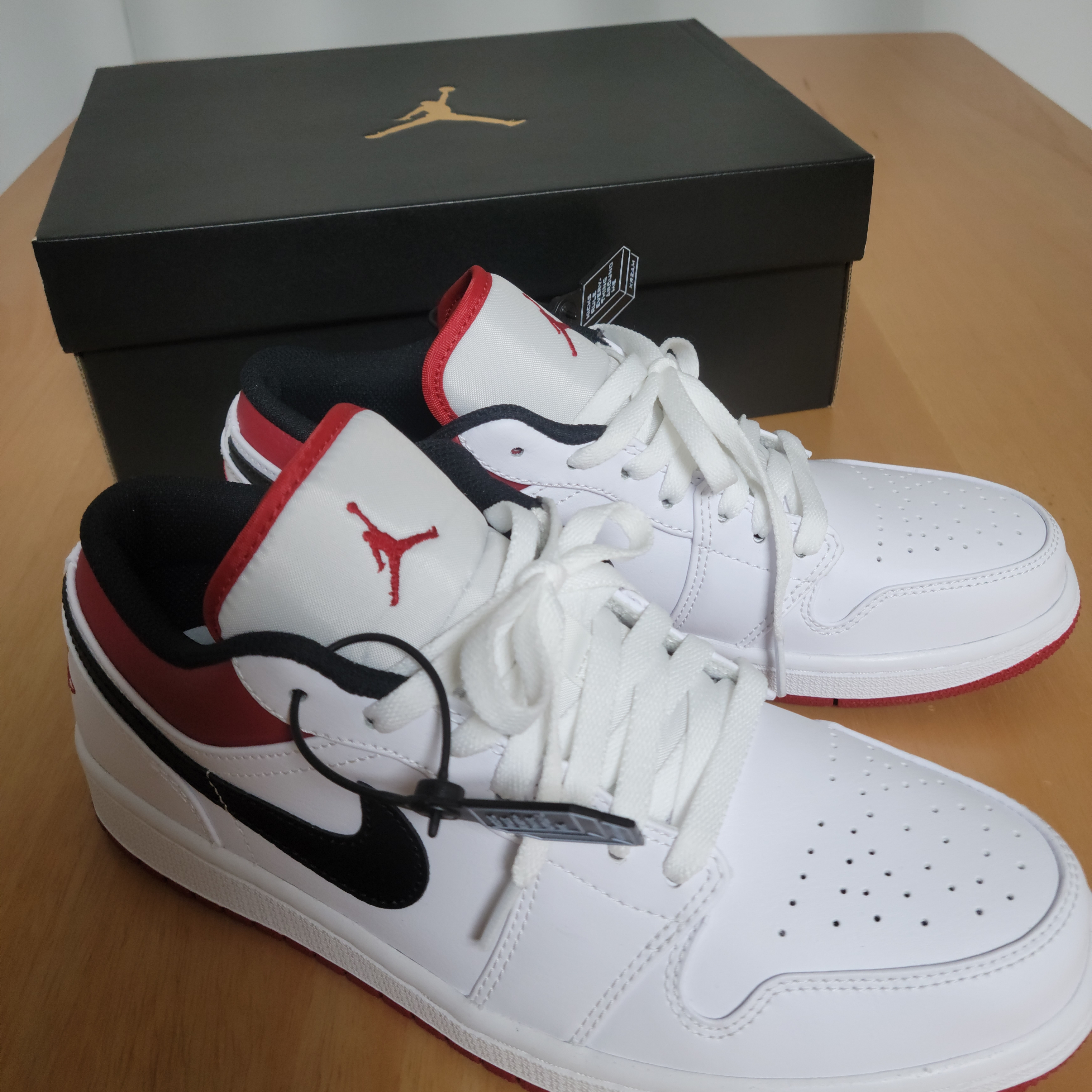 Jordan 1 Low White Red Black 착용 스타일