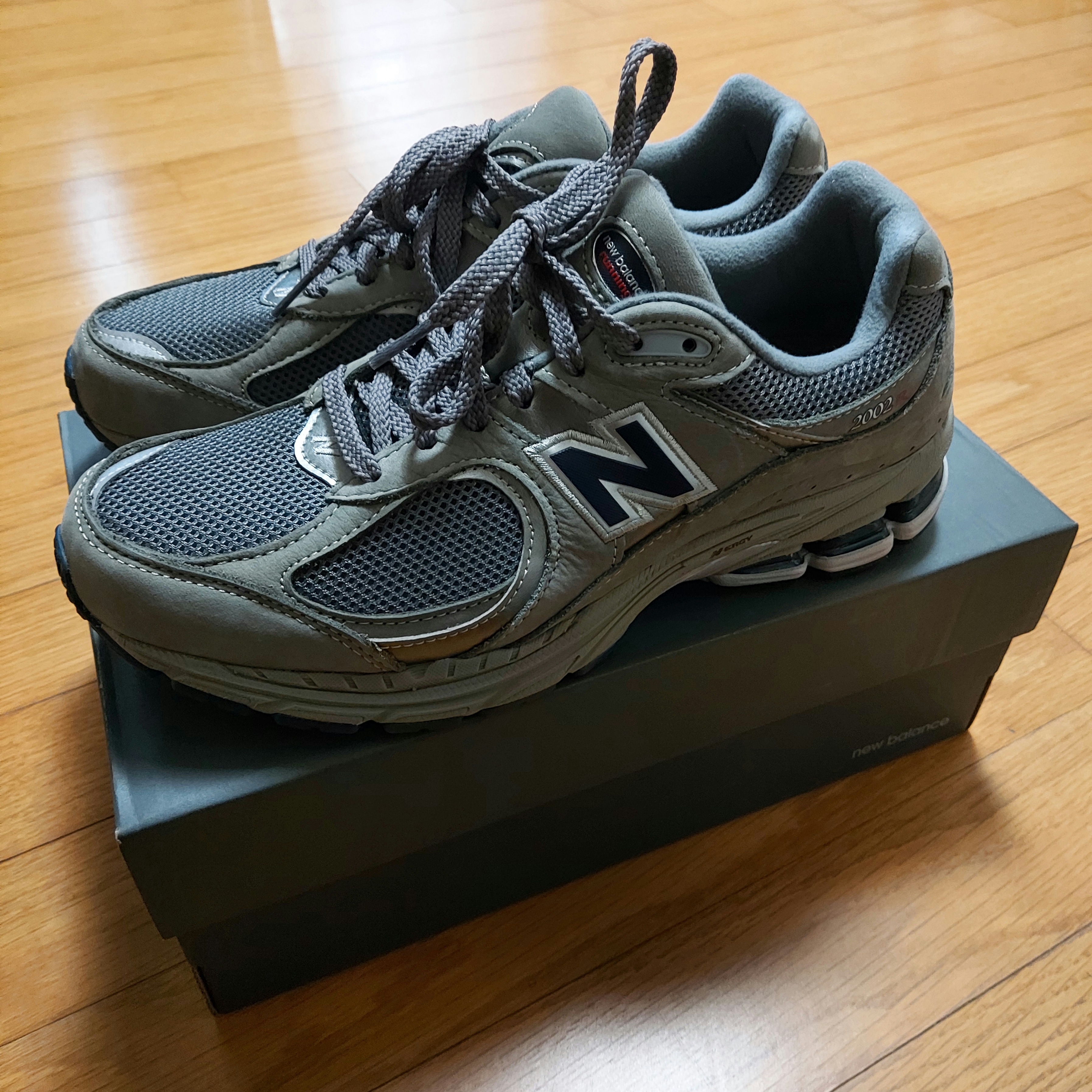 New Balance 2002R Gray 착용 스타일 - 2