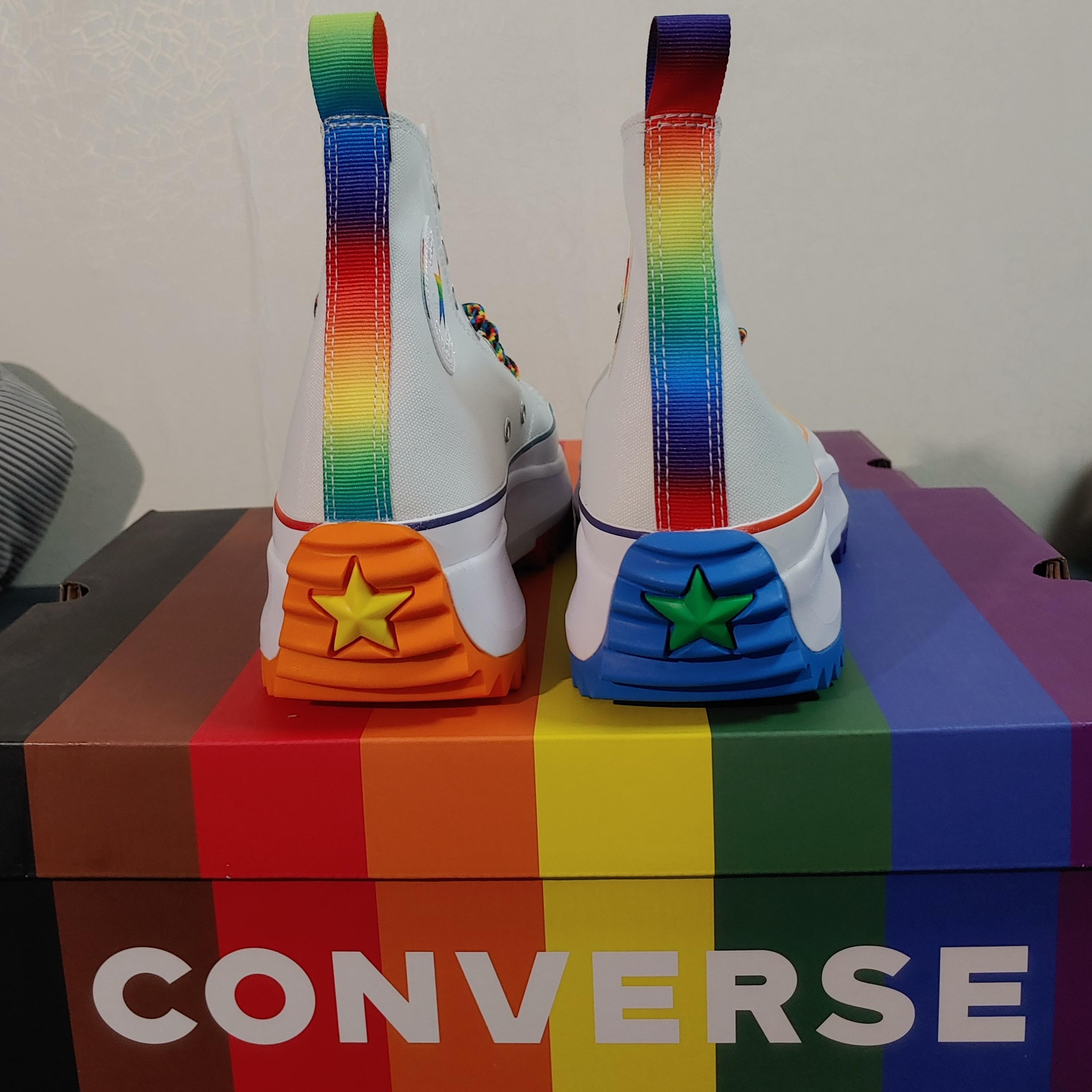 Converse Run Star Hike Hi Pride 착용 스타일 - 4