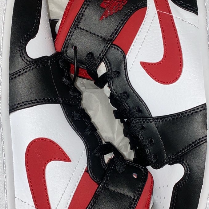 Jordan 1 Mid Gym Red Black White 착용 스타일 - 2