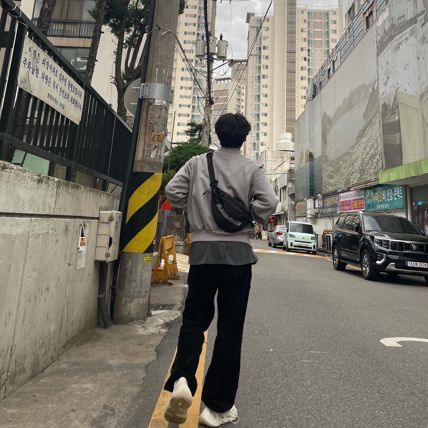 Adidas Yeezy Foam RNNR Sand 착용 스타일 - 2