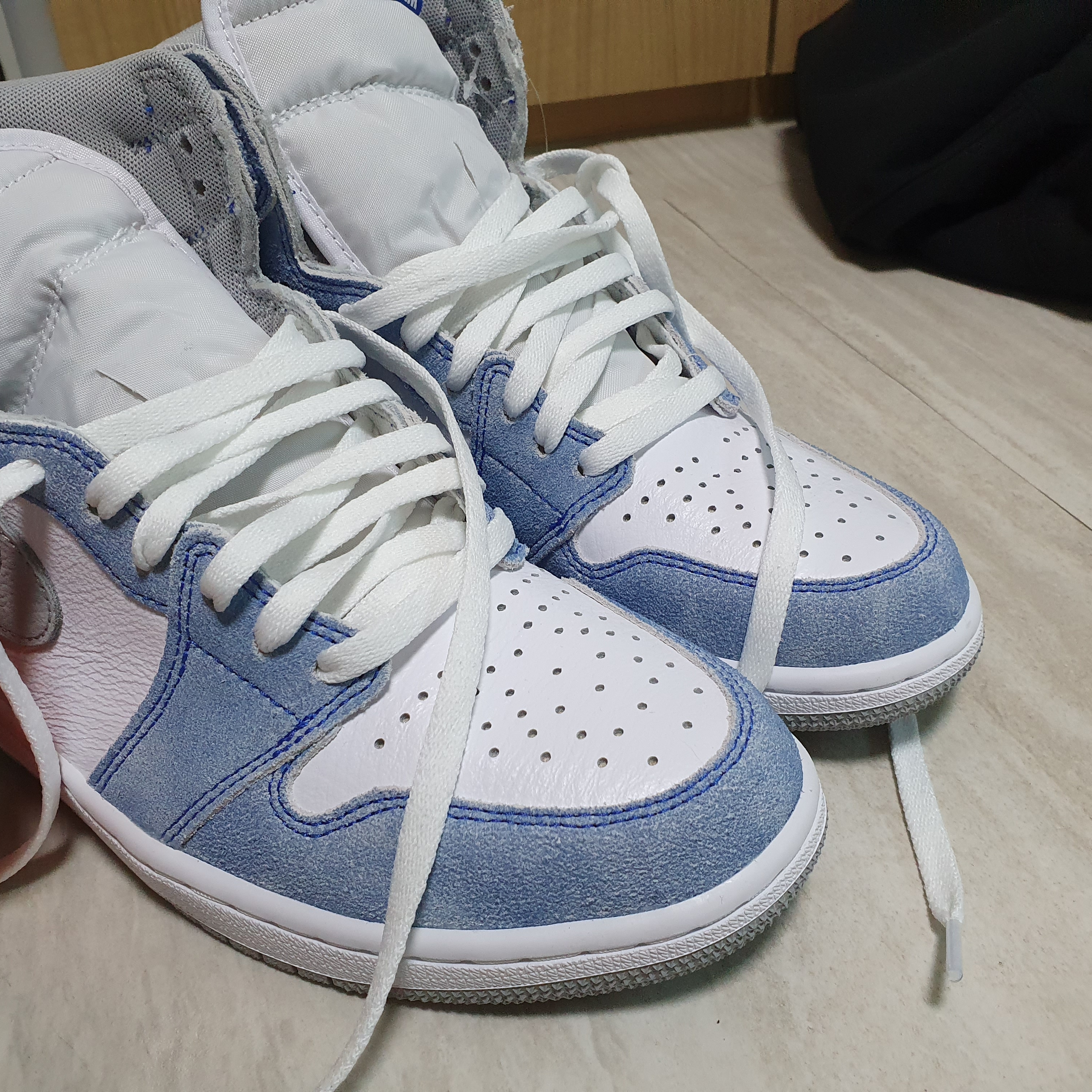 Jordan 1 Retro High OG Hyper Royal 착용 스타일 - 2