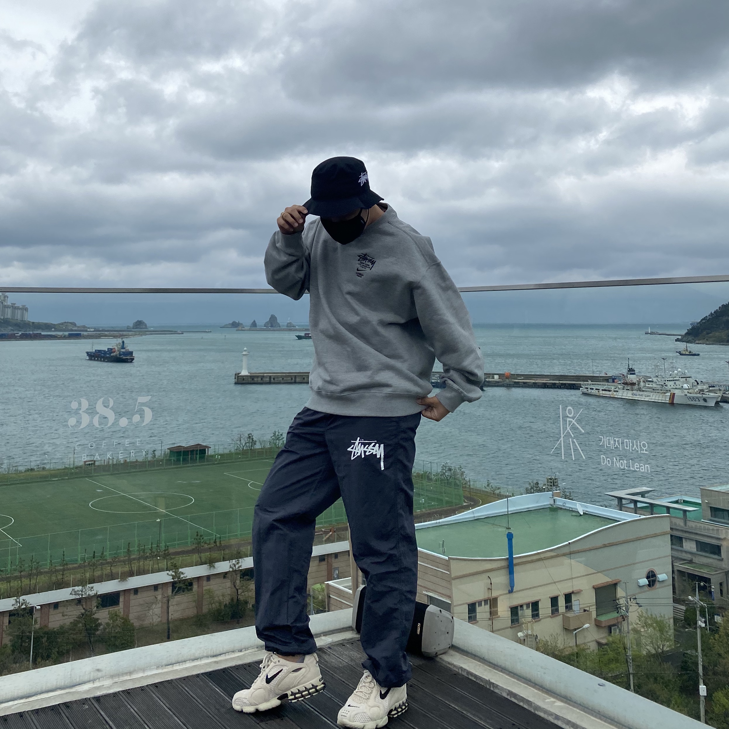 Nike x Stussy Air Zoom Spiridon Cage 2 Fossil, Nike x Stussy Beach Pants Off Noir 착용 스타일