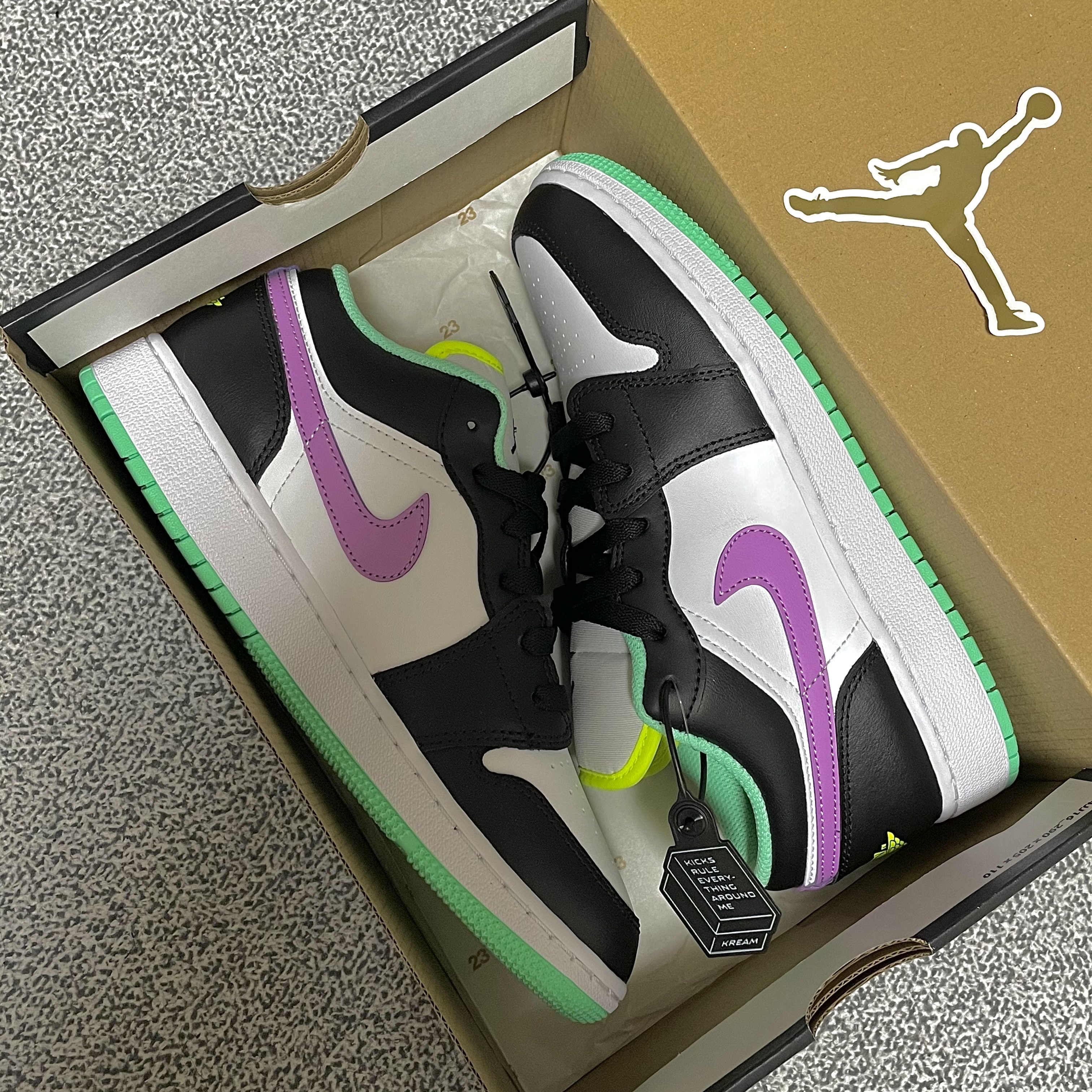 (GS) Jordan 1 Low Green Glow Purple Shock 착용 스타일
