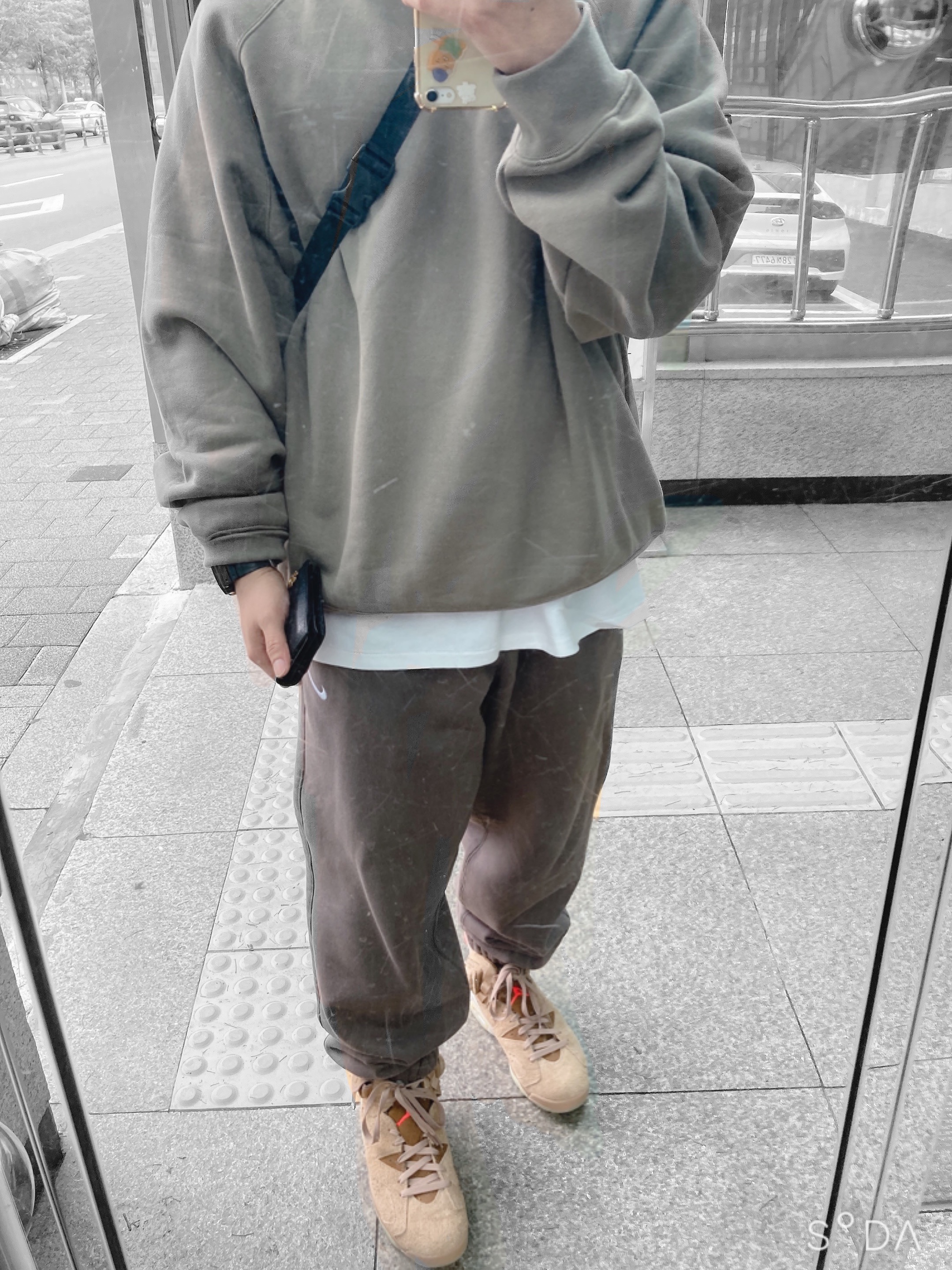 Jordan 6 x Travis Scott Retro SP British Khaki, Essentials Pull-Over Crewneck Sweatshirt Taupe - 21SS 착용 스타일