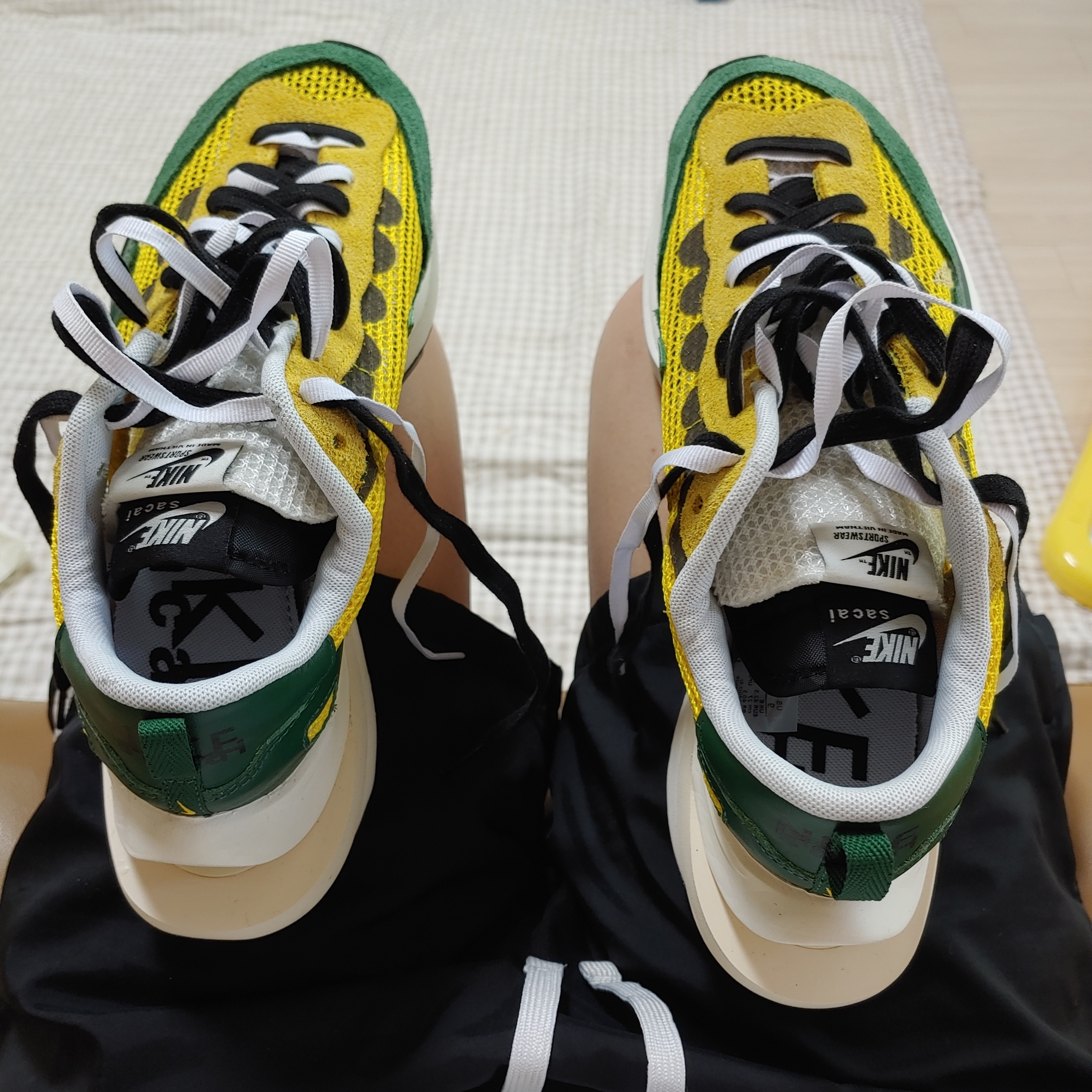 Nike x Sacai VaporWaffle Tour Yellow & Gorge Green Sail 착용 스타일