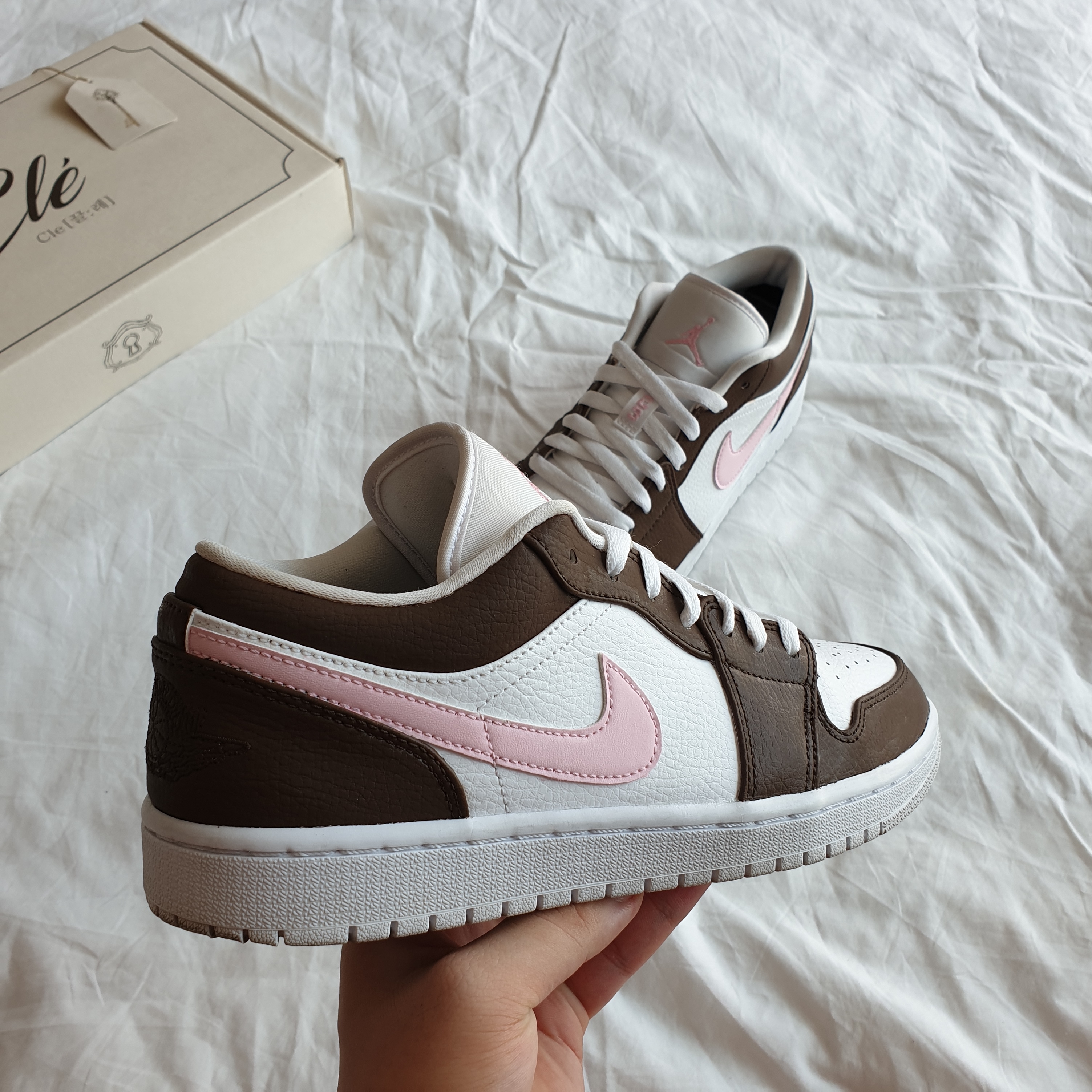 (W) Jordan 1 Low Triple White 2020, Jordan 1 Low Triple White Tumbled Leather 2020 착용 스타일 - 3