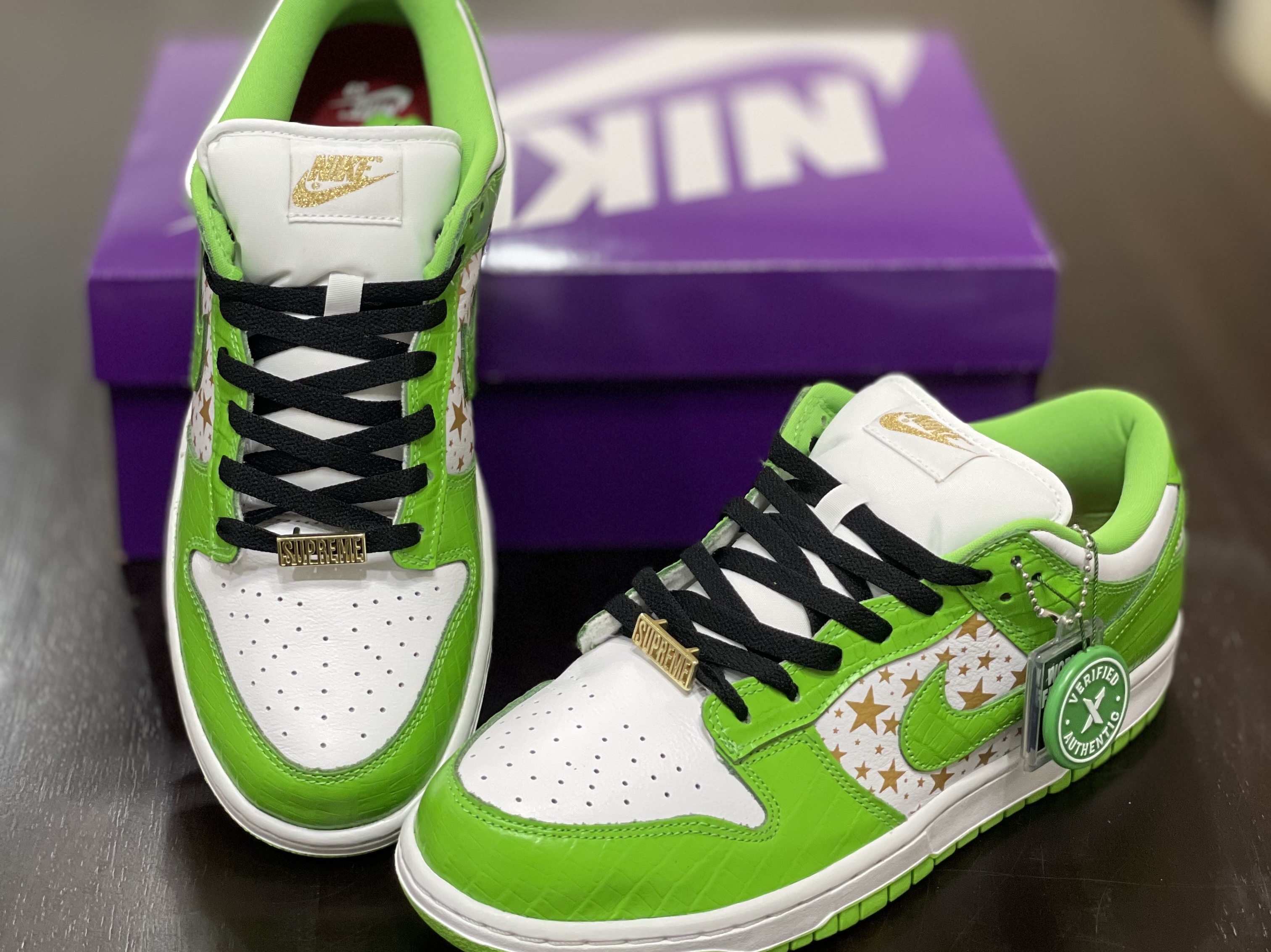 Nike x Supreme SB Dunk Low Mean Green 착용 스타일 - 2