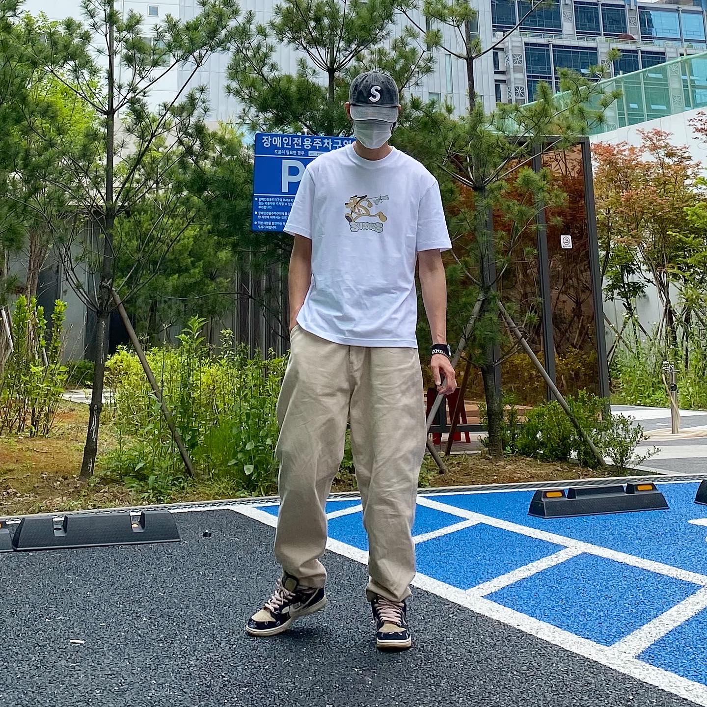 Nike x Travis Scott SB Dunk Low, Supreme Pigment Print S Logo 6-Panel Black - 20SS 착용 스타일 - 2