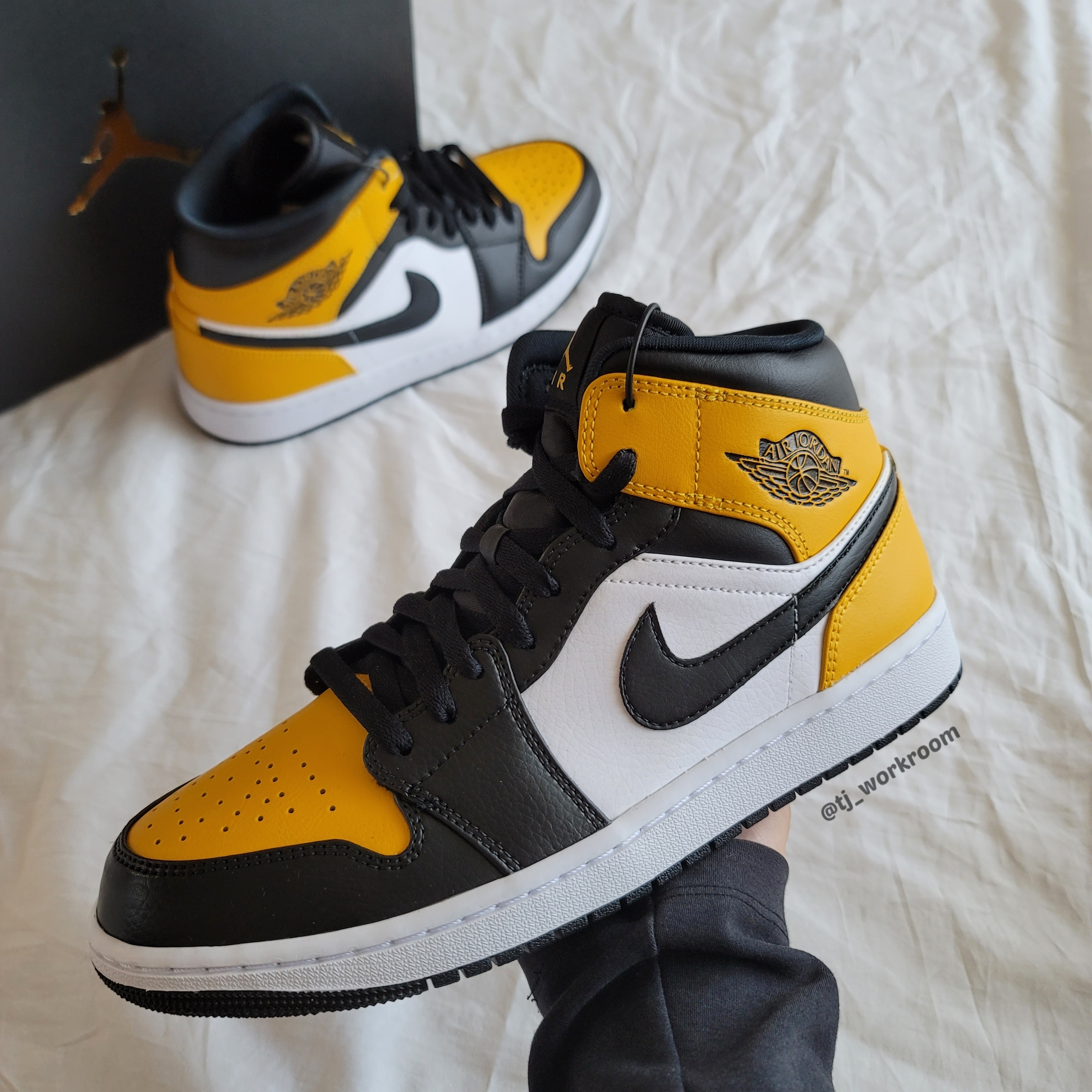 Jordan 1 Mid White University Gold 착용 스타일 - 3