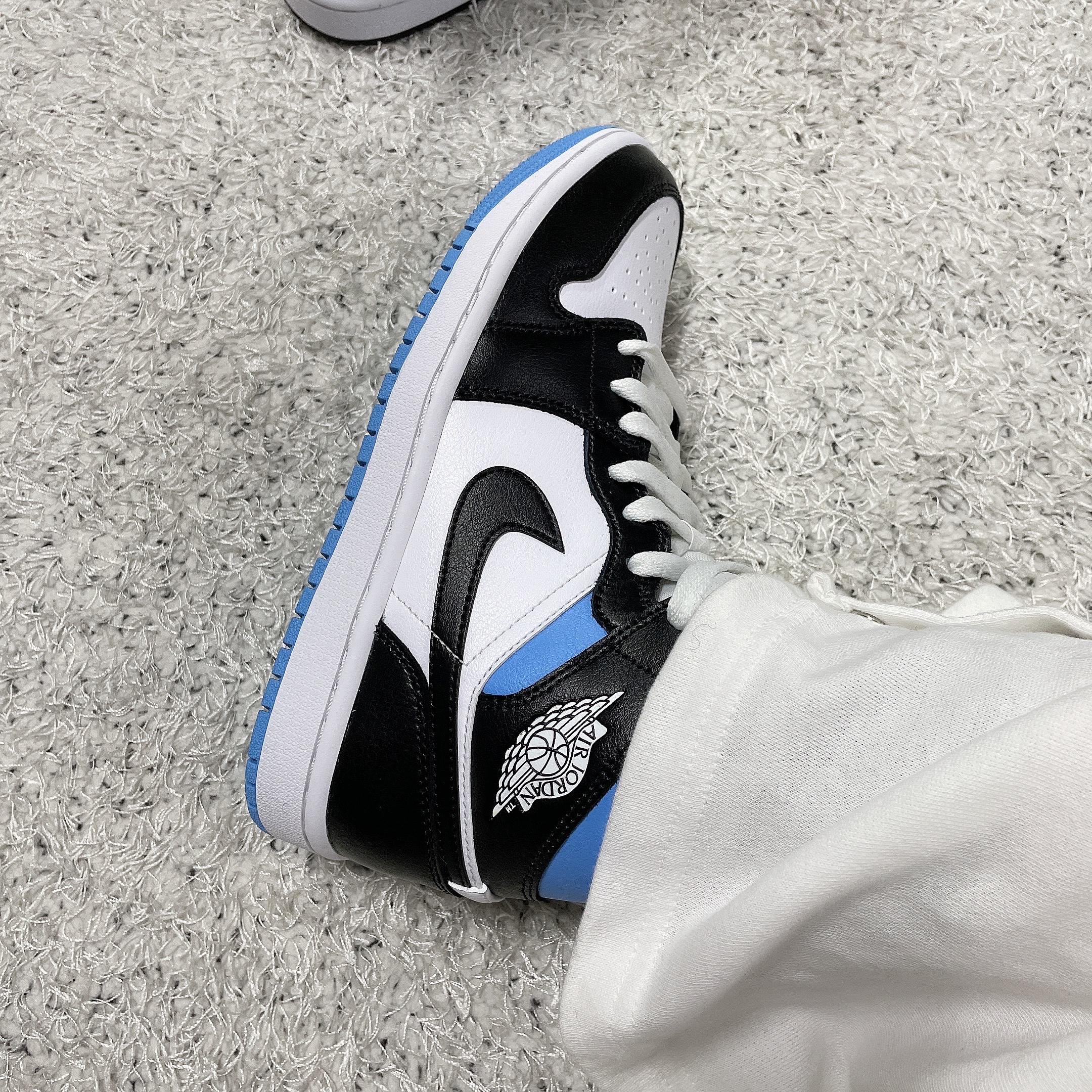 (W) Jordan 1 Mid White Black University Blue 착용 스타일