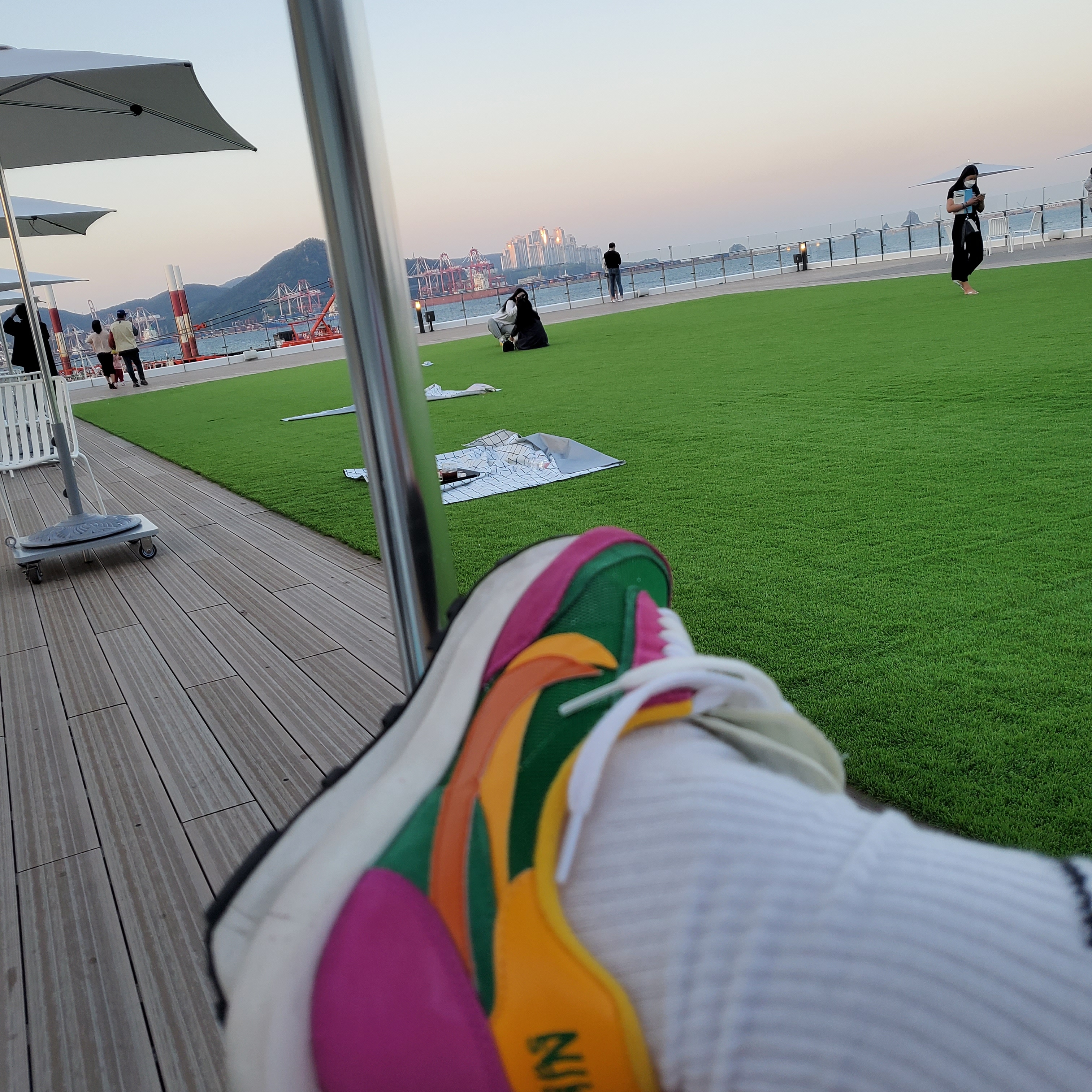 Nike x Sacai LDWaffle Pine Green 착용 스타일
