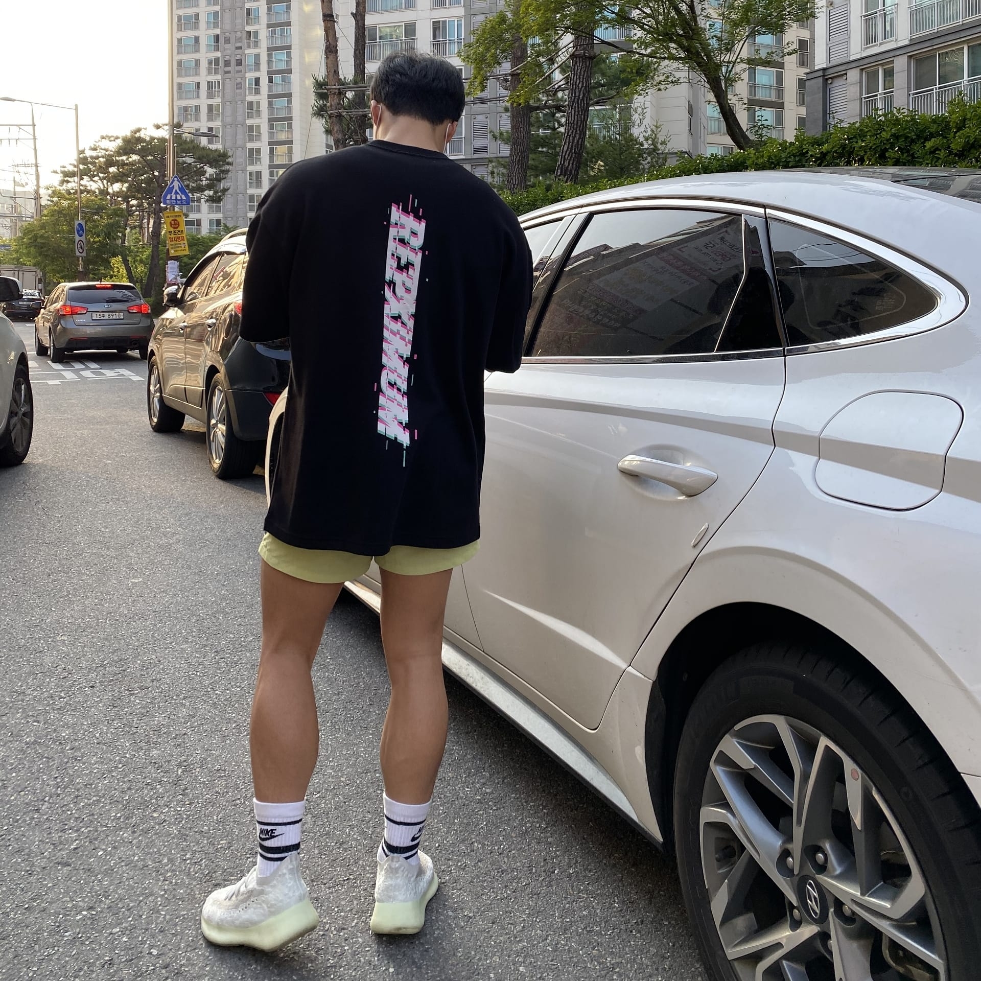 Adidas Yeezy Boost 380 Calcite Glow 착용 스타일
