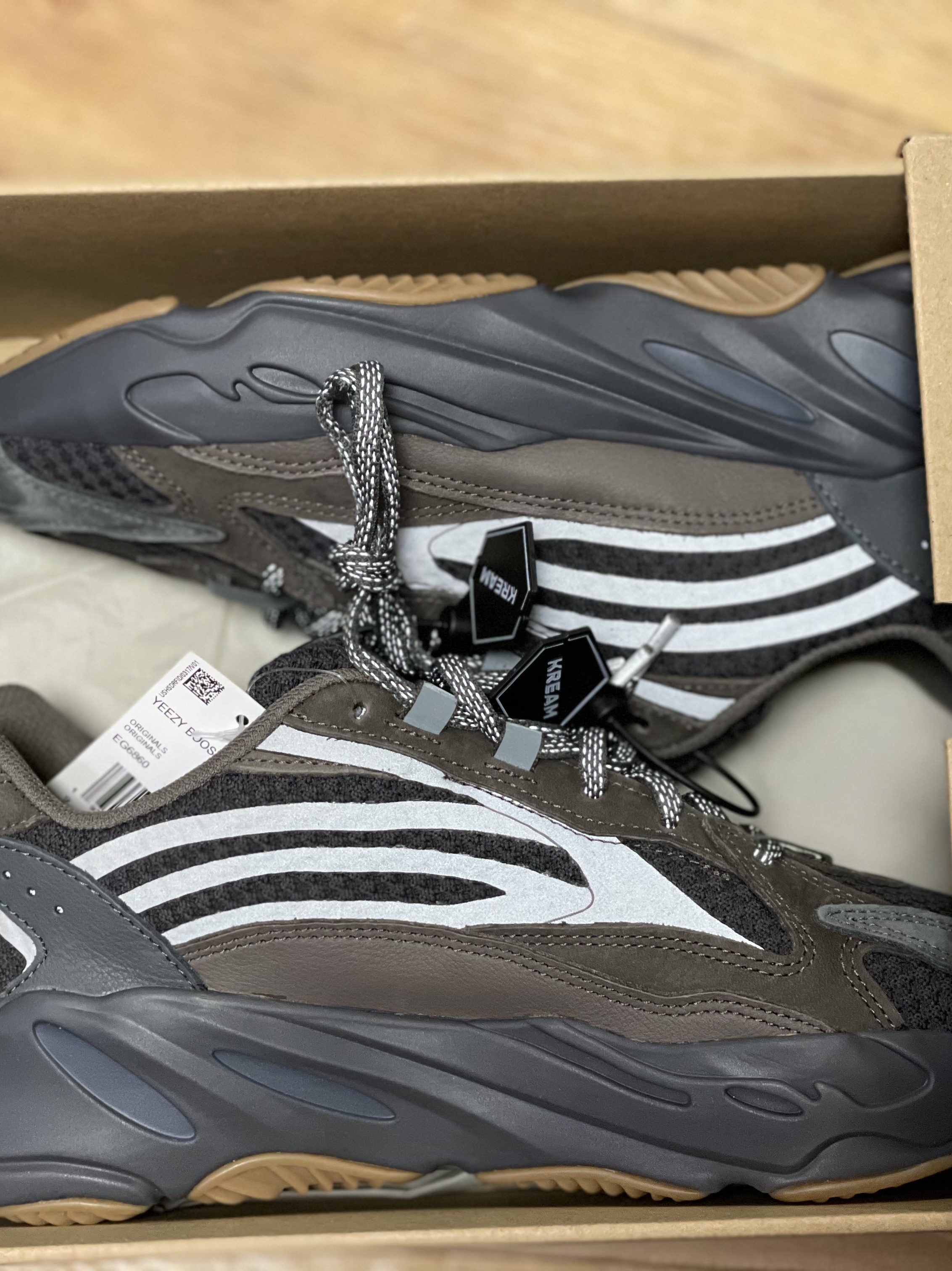 Adidas Yeezy Boost 700 V2 Geode 착용 스타일 - 1