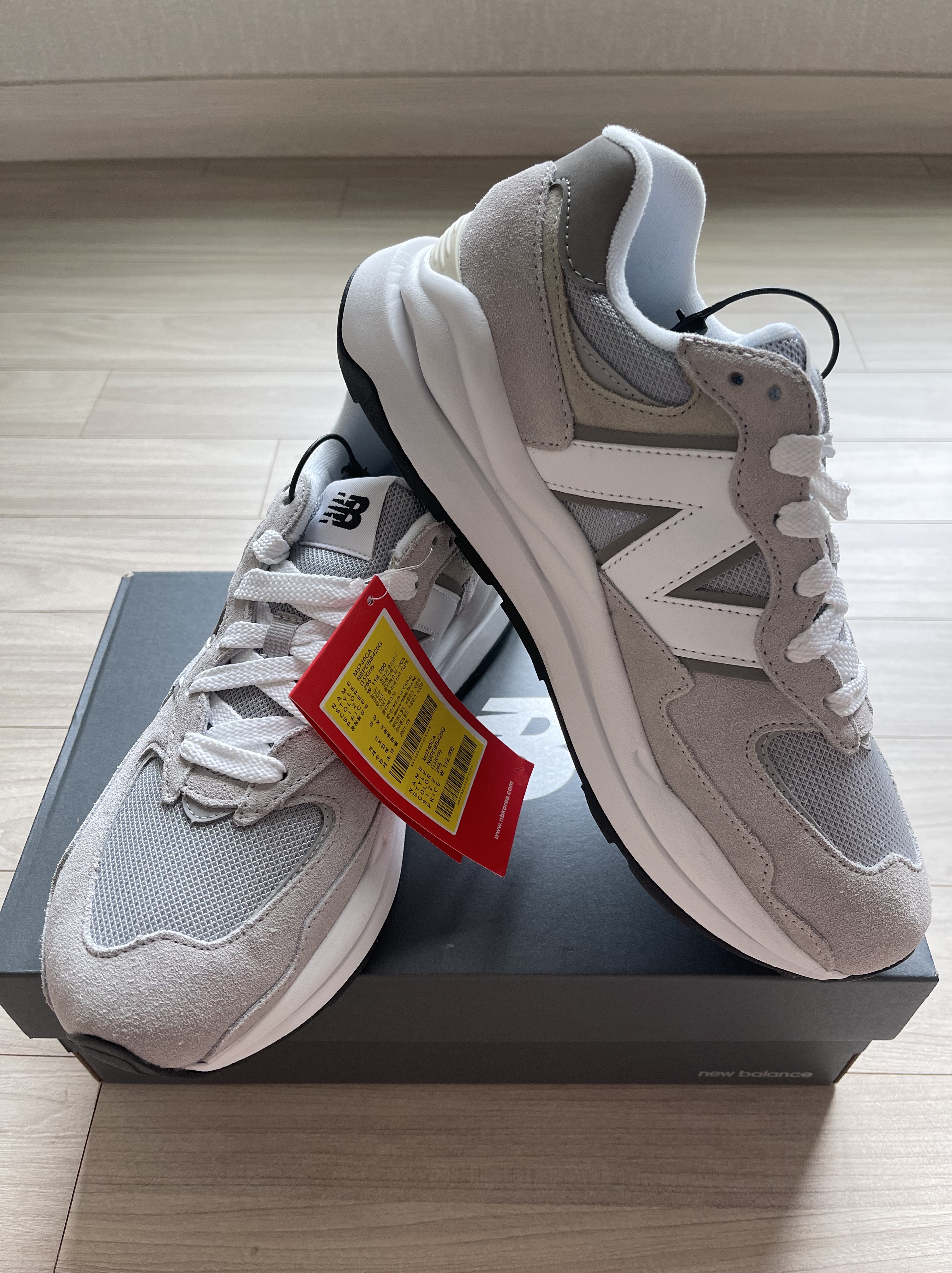 New Balance 5740 Dove Grey White 착용 스타일